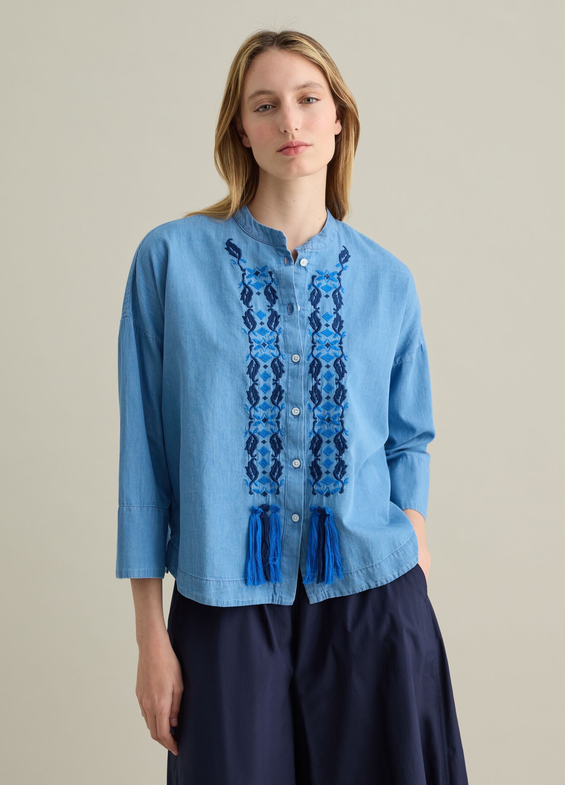 Women's oversized denim shirt in 100% cotton with regular fit and embroidery