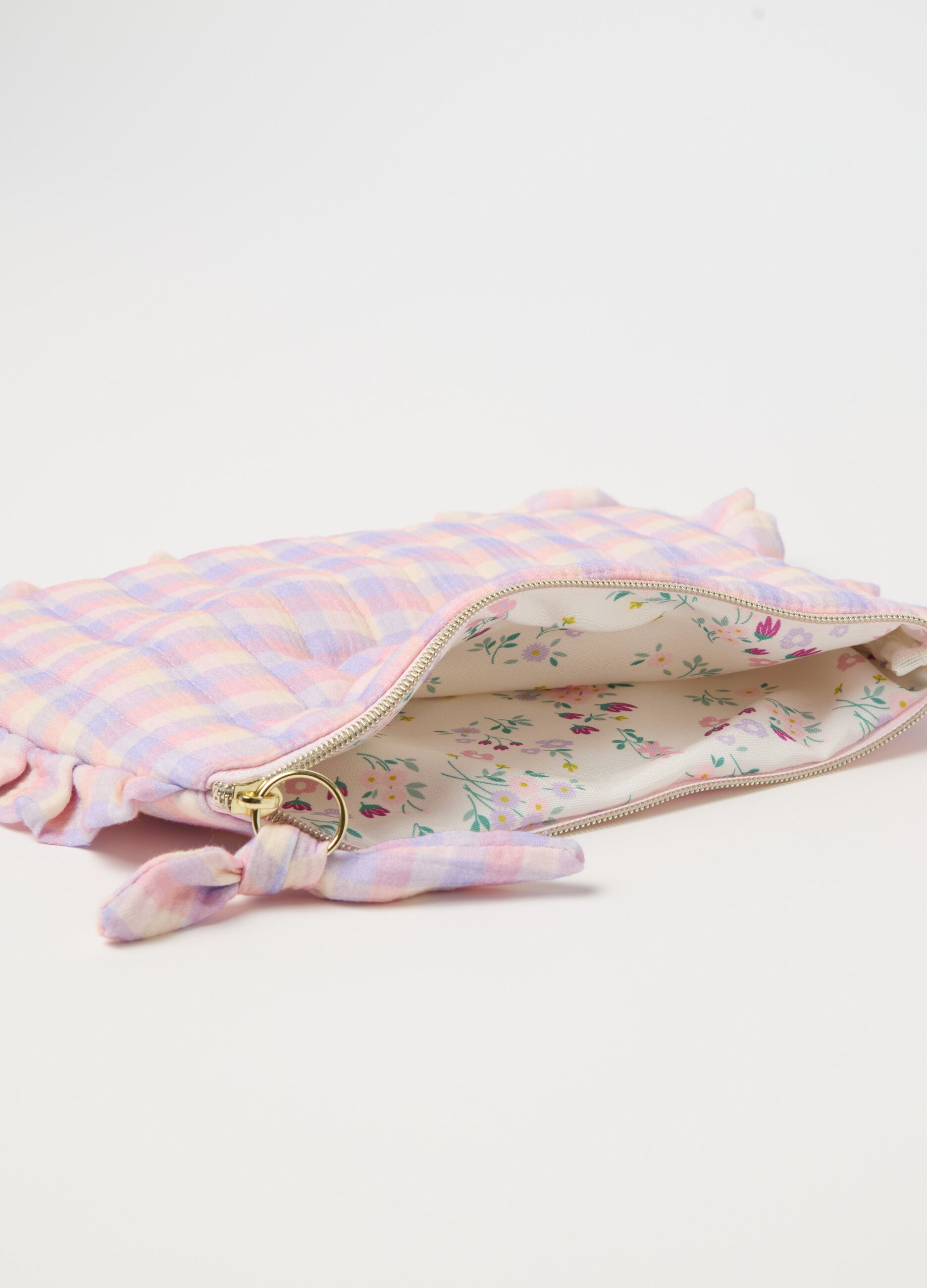 Essential beauty case with frills