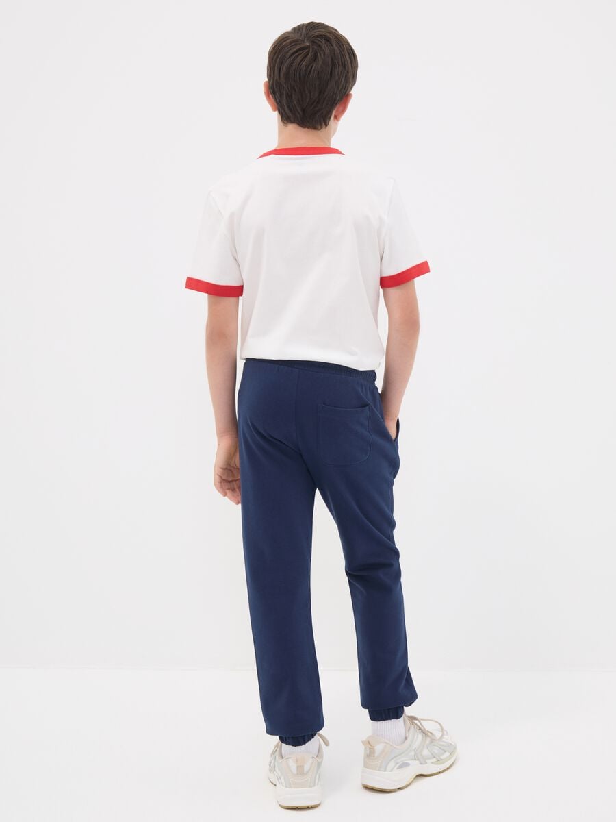 Pantaloni jogger blu in puro cotone con stampa per ragazzo_1