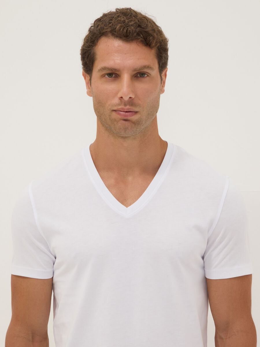 T-shirt bianca in puro cotone Supima con scollo a V regular fit_1