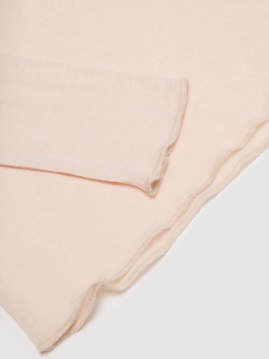 Maglia rosa chiaro con cashmere e scollo a V_5