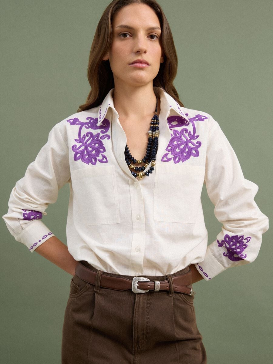 Camicia bianca in puro cotone con ricami viola over fit_0