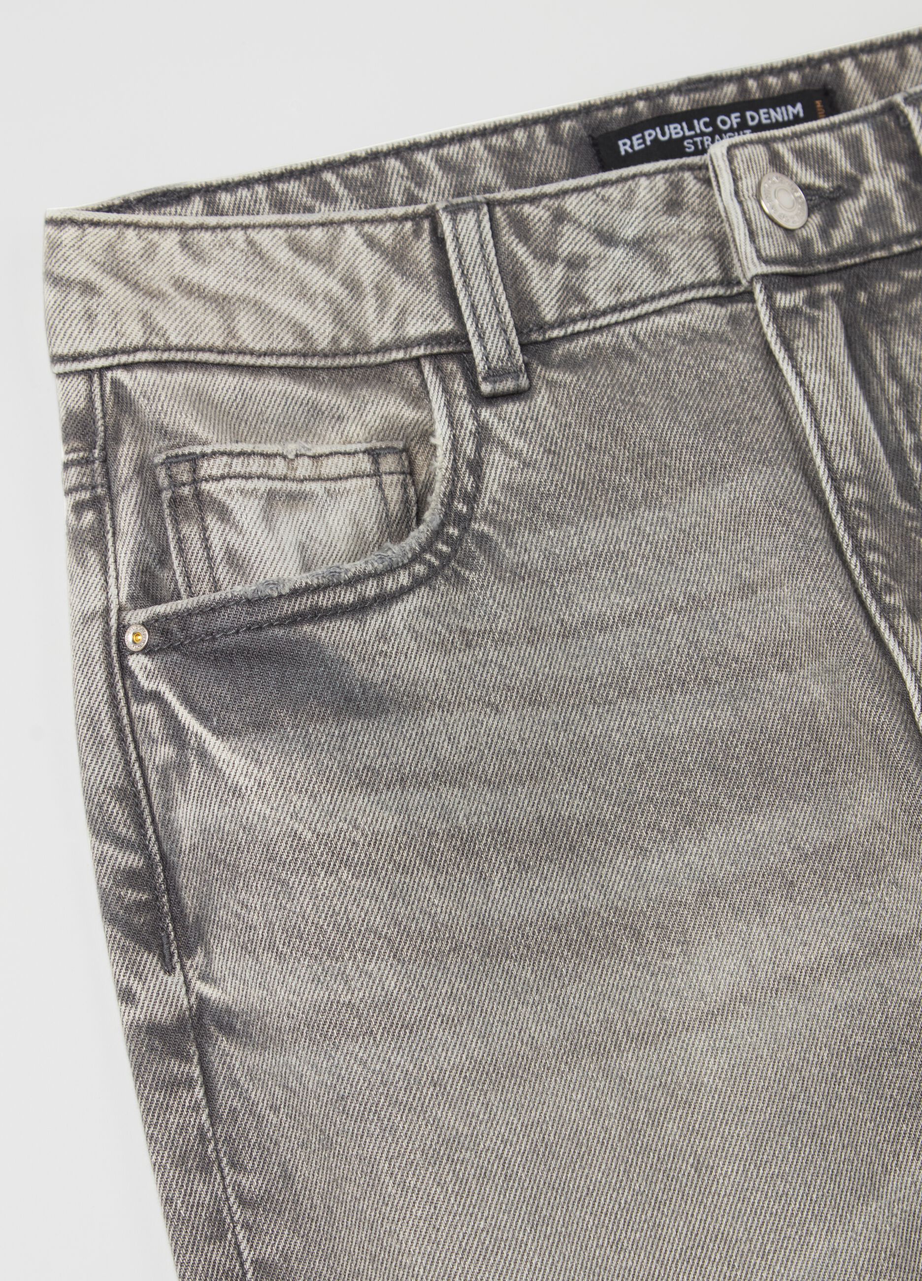 Straight-fit jeans with five pockets