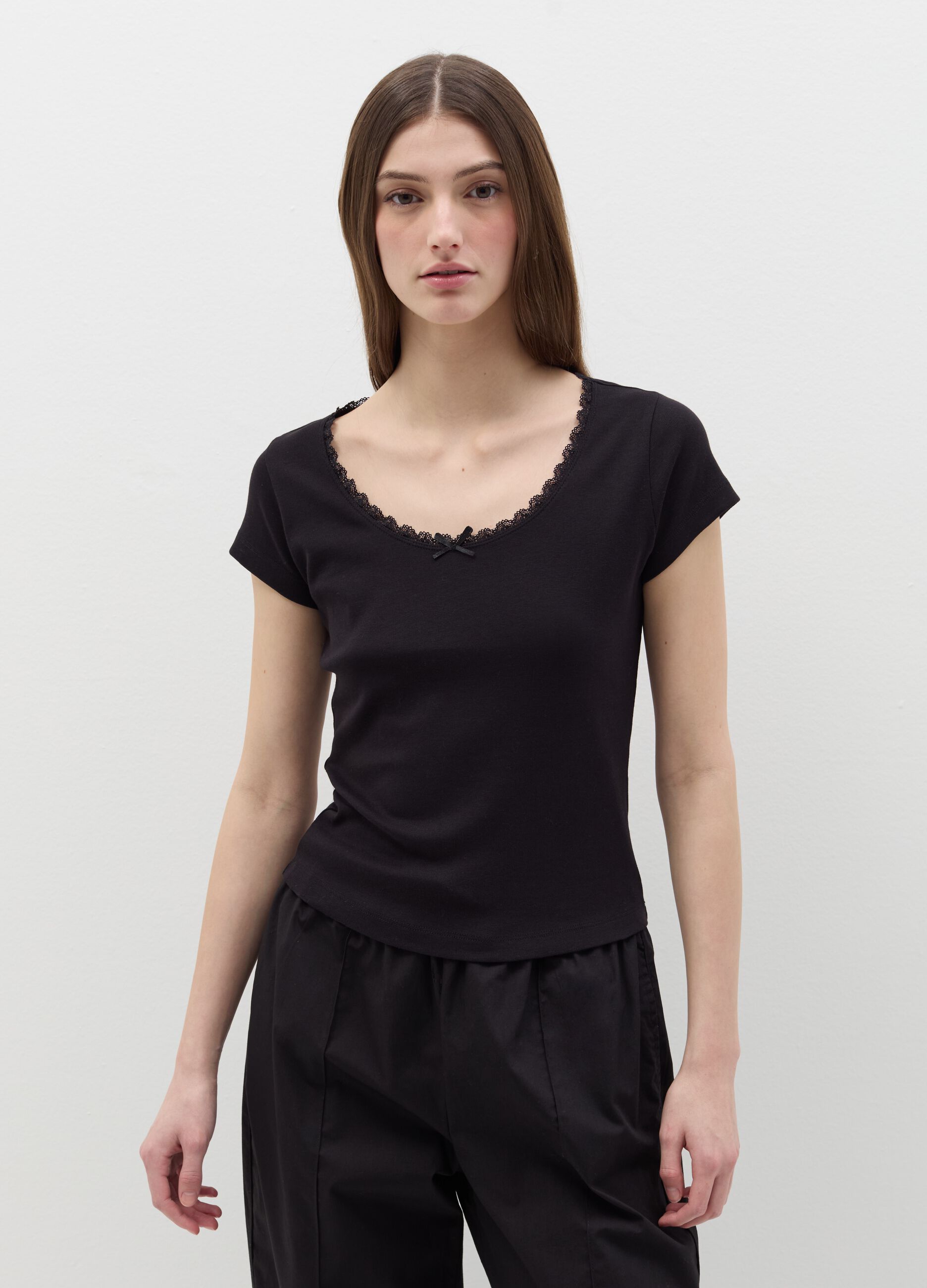 T-shirt with round neck, lace and bow