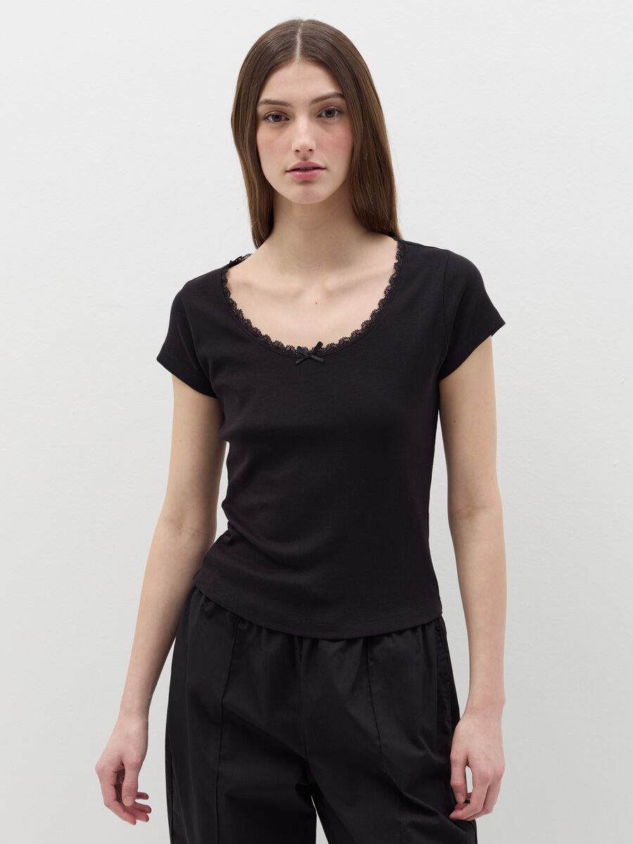 T-shirt with round neck, lace and bow_0