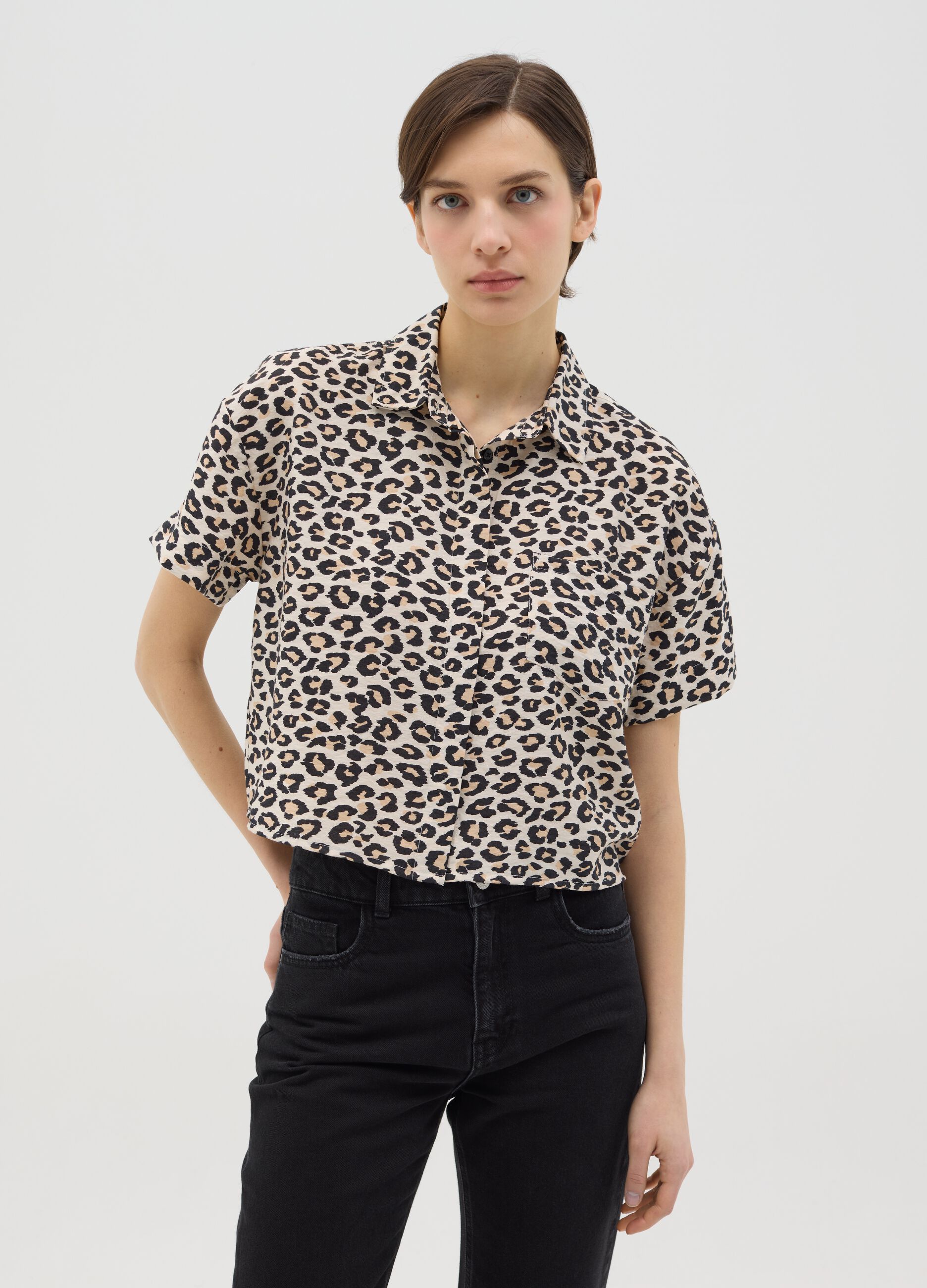 Short-sleeved shirt with animal print