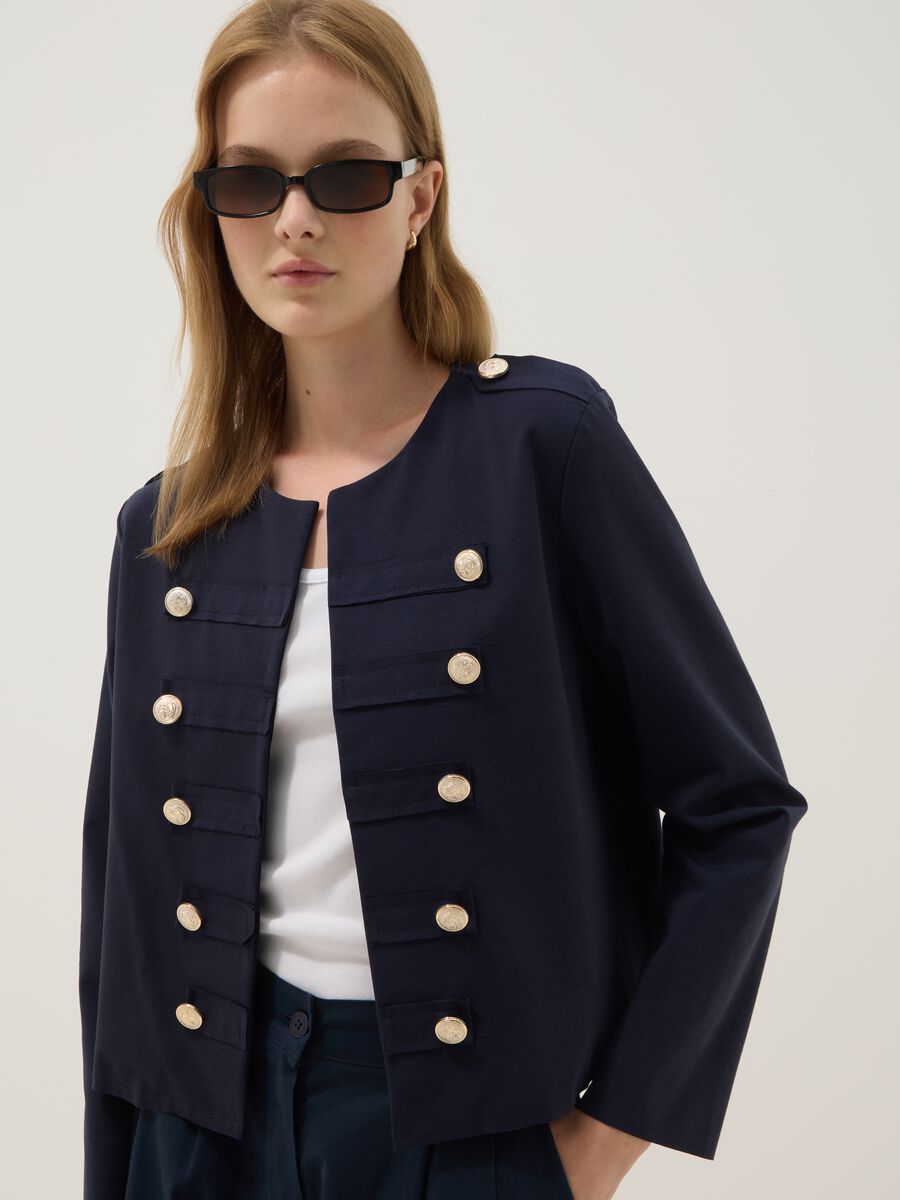 Giacca blu cropped in cotone elasticizzato con bottoni decorativi regular fit_0