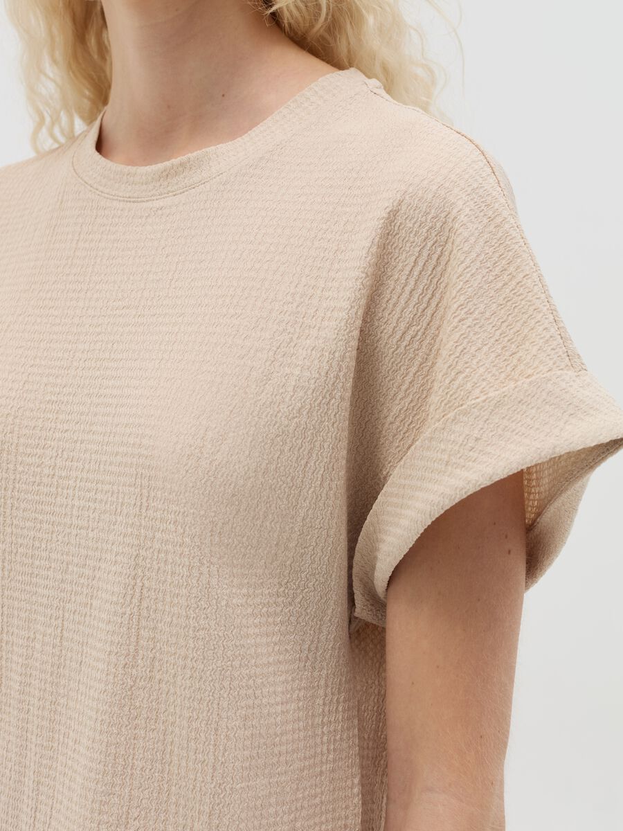 Beige short-sleeved T-shirt with waffle weave_2