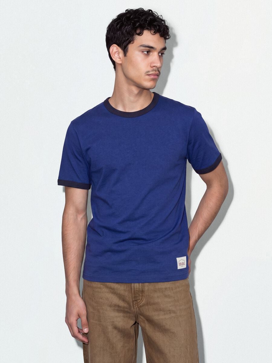 T-shirt fitted blu in puro cotone con profili a contrasto_0