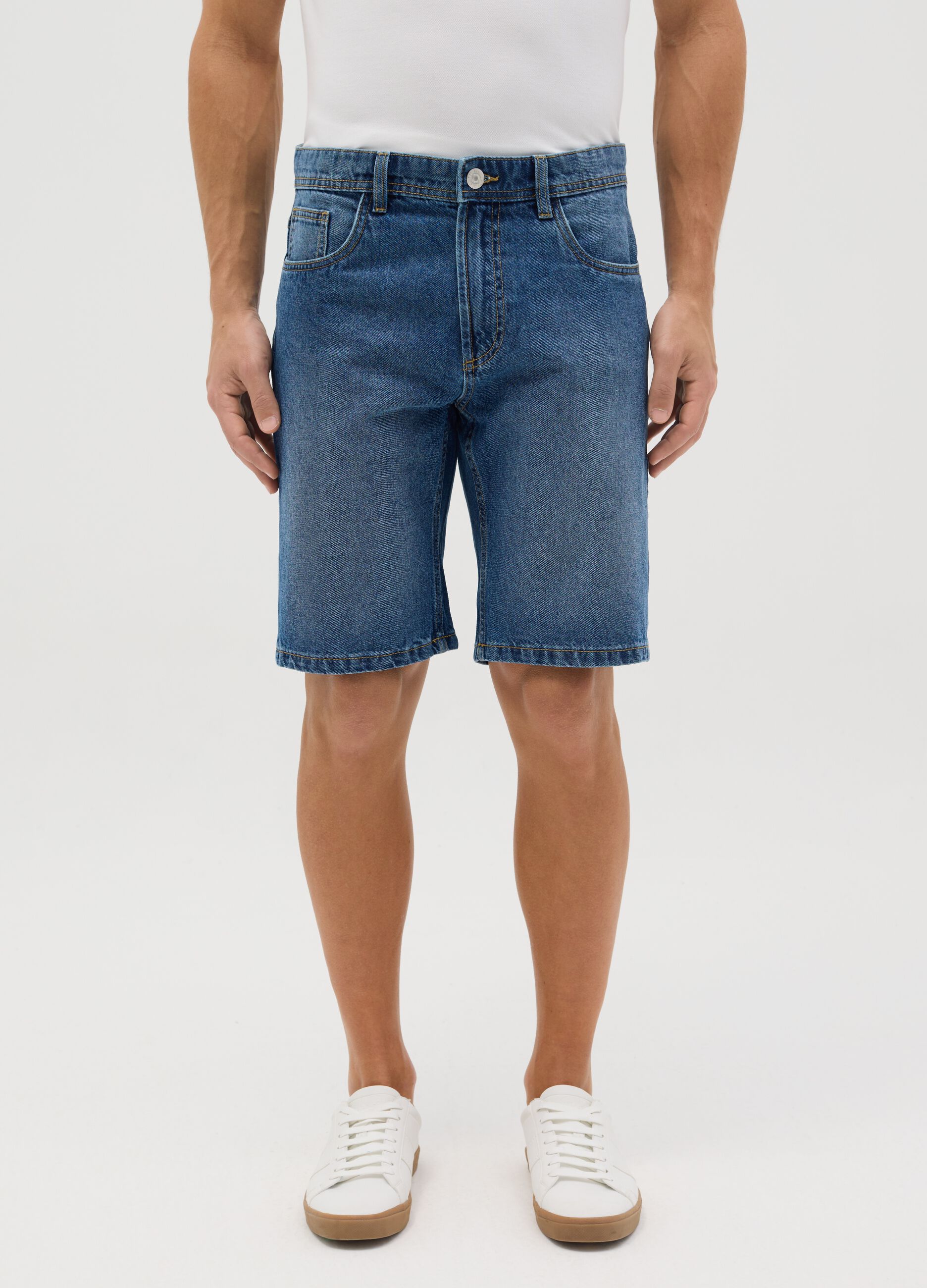 Light blue slim-fit Bermuda shorts in denim