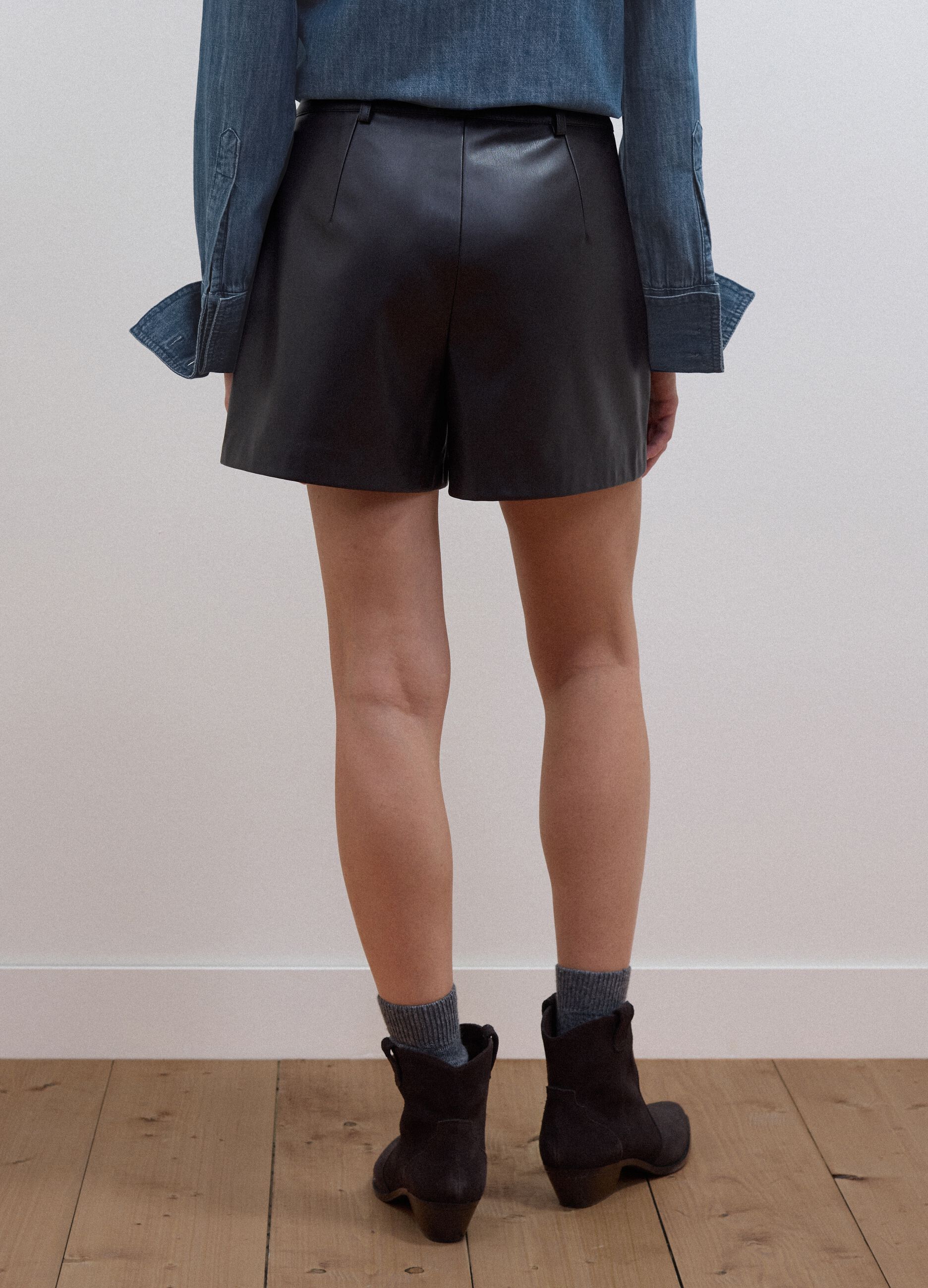Shorts marroni regular fit con vita elasticizzata