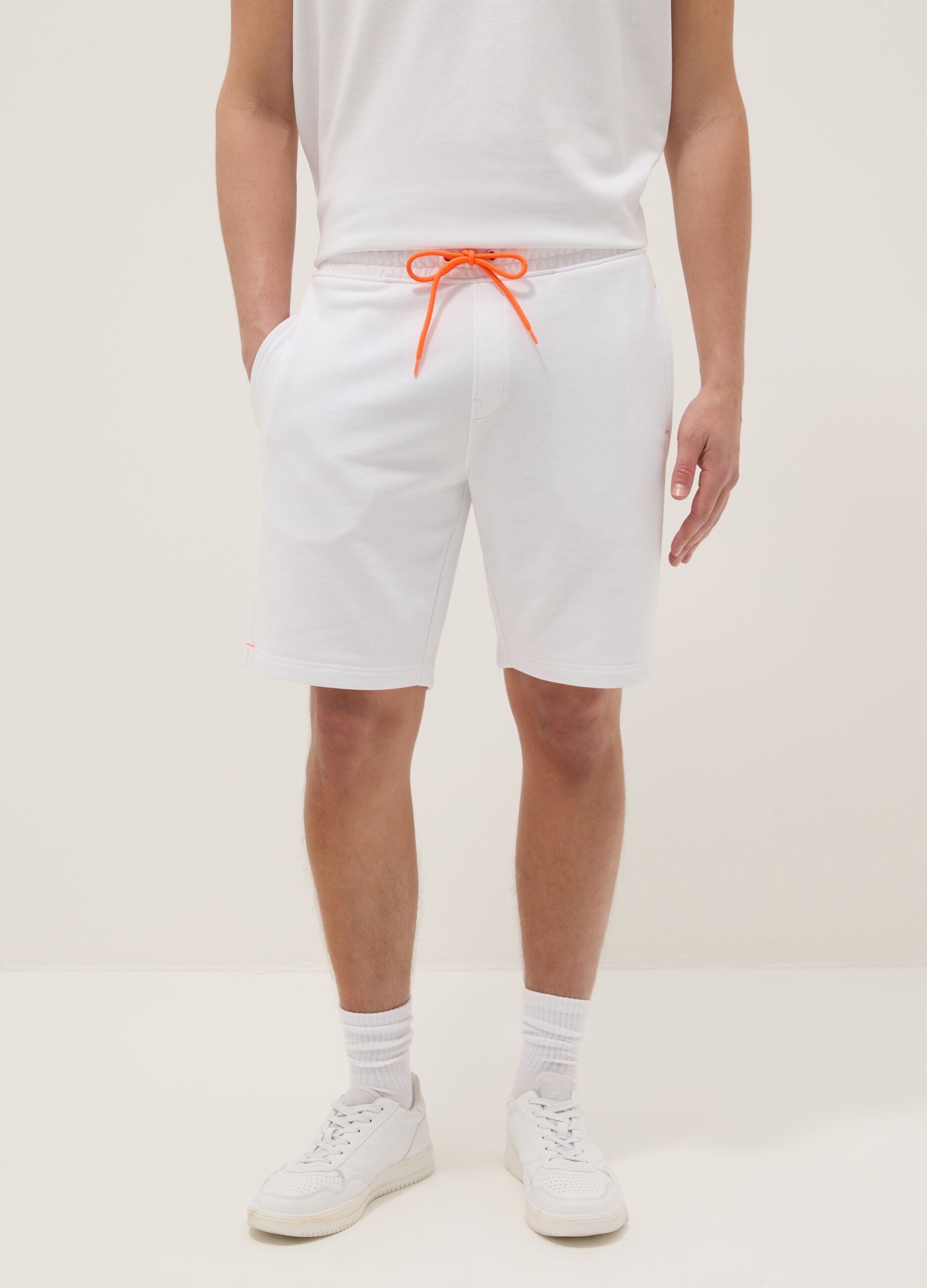 White cotton-blend Bermuda shorts with elasticated waistband