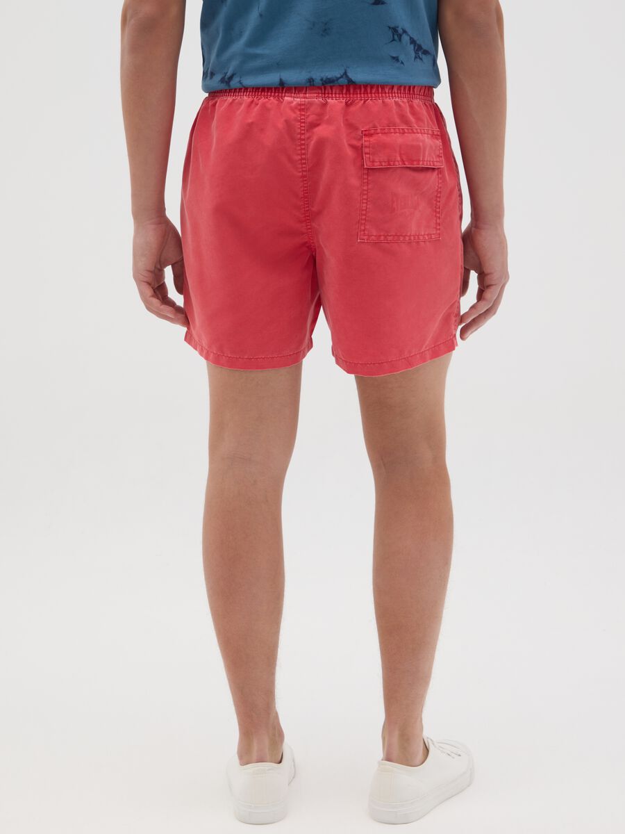Red swimming trunks with logo print_3