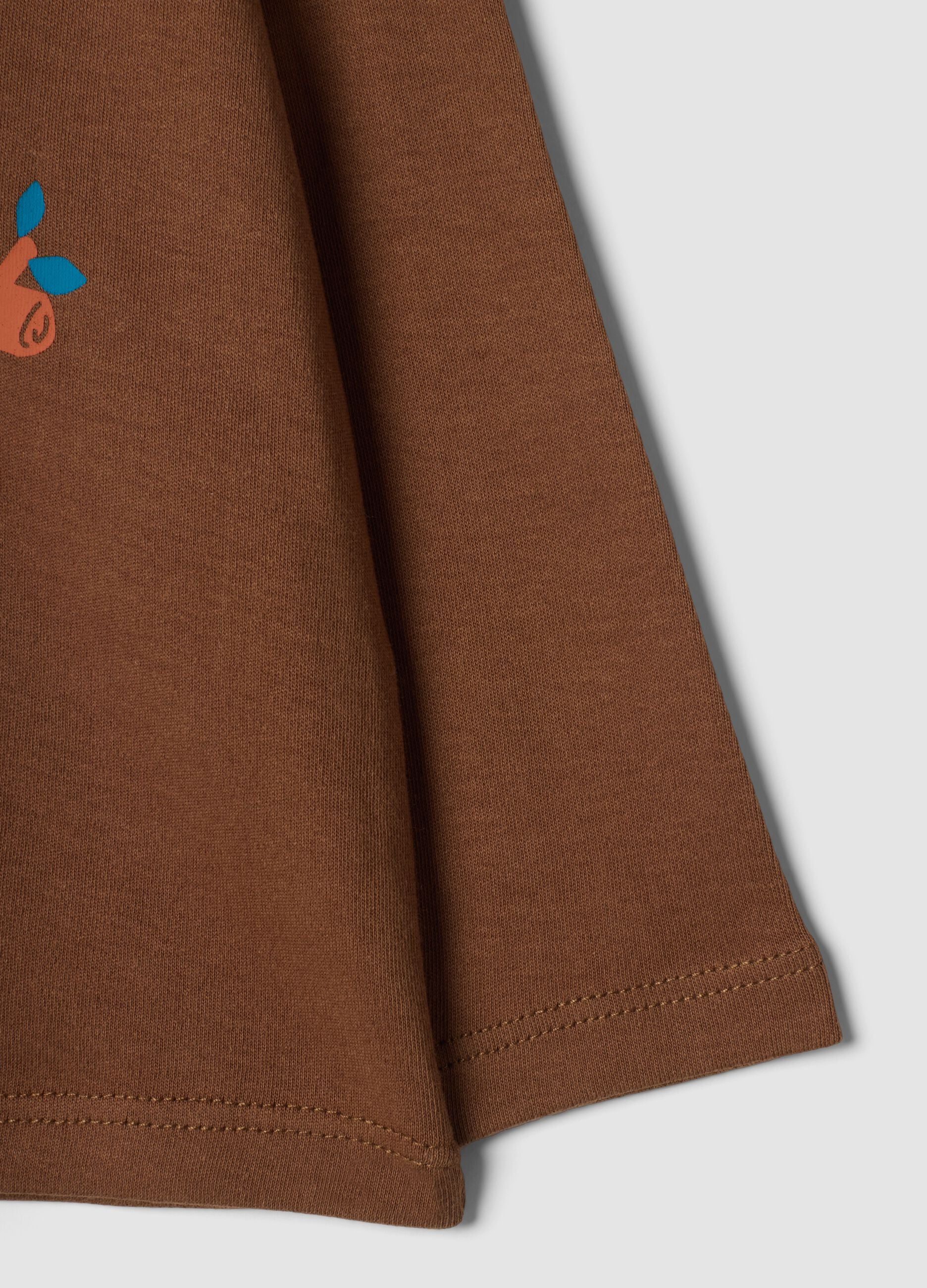 Maglia marrone scuro in puro cotone organico con dolcevita