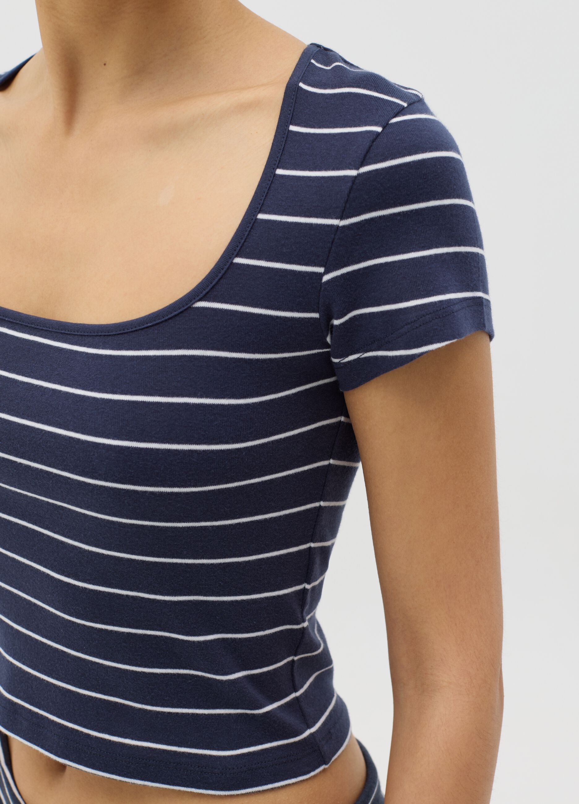 Fitted T-shirt with white and blue stripes in cotton