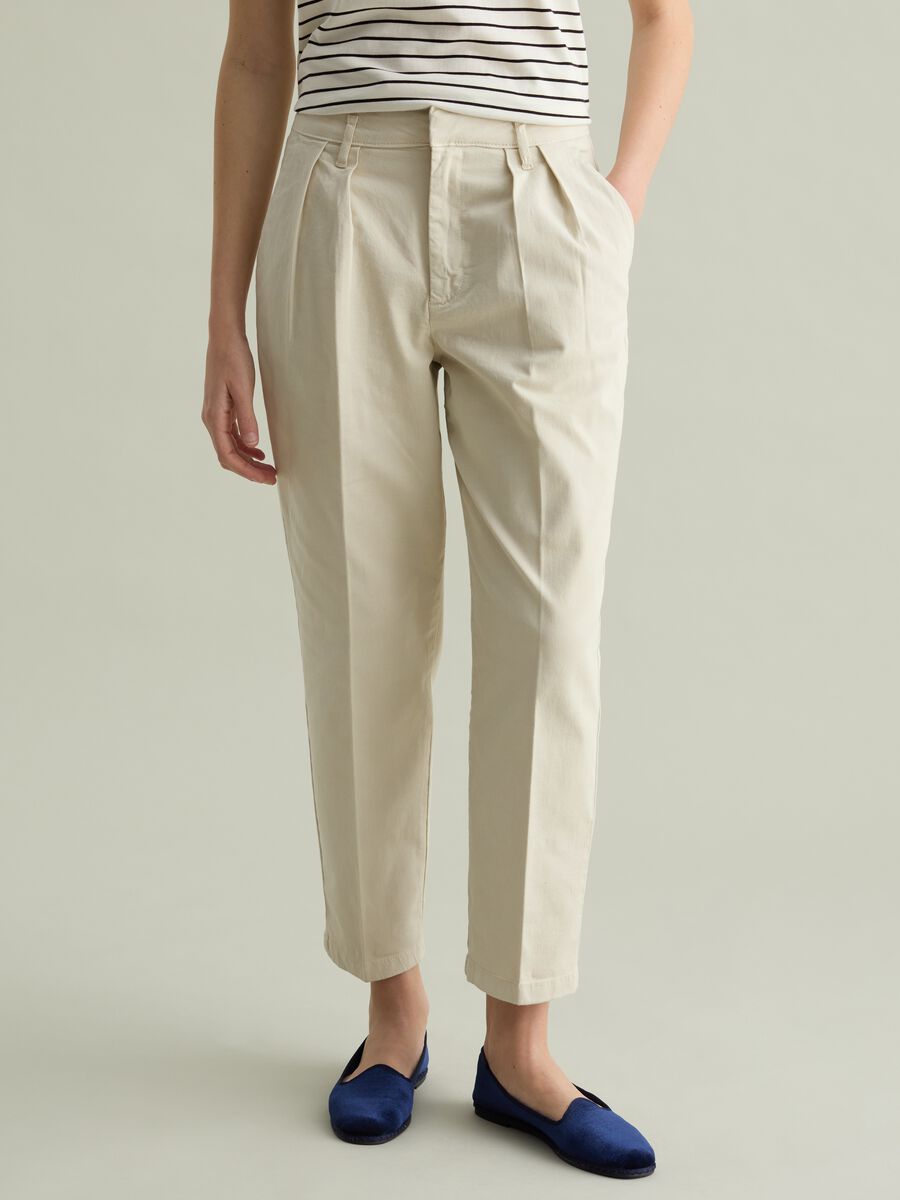 Cropped chino trousers with darts_1