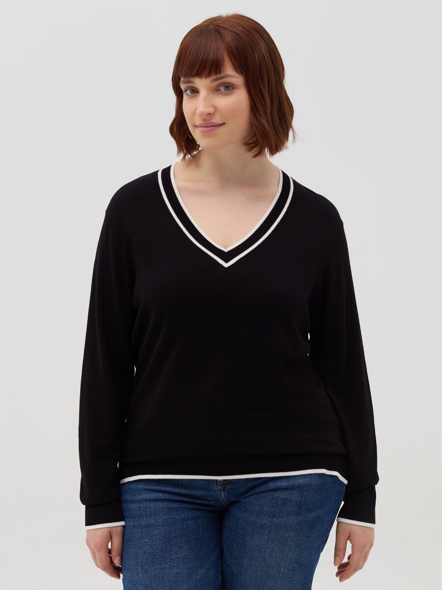 Curvy pullover with contrasting edging_0