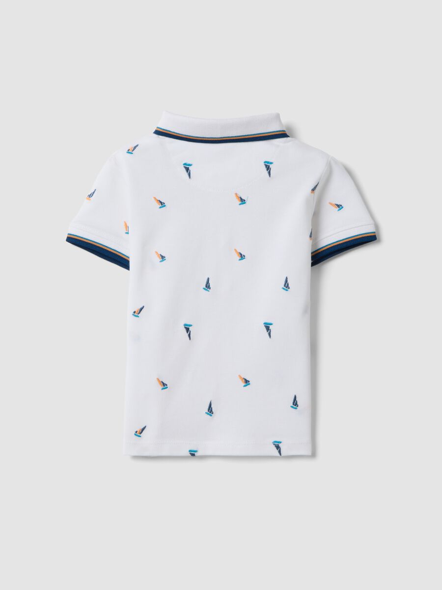 White stretch cotton polo with all-over boat print for boys, regular fit_1