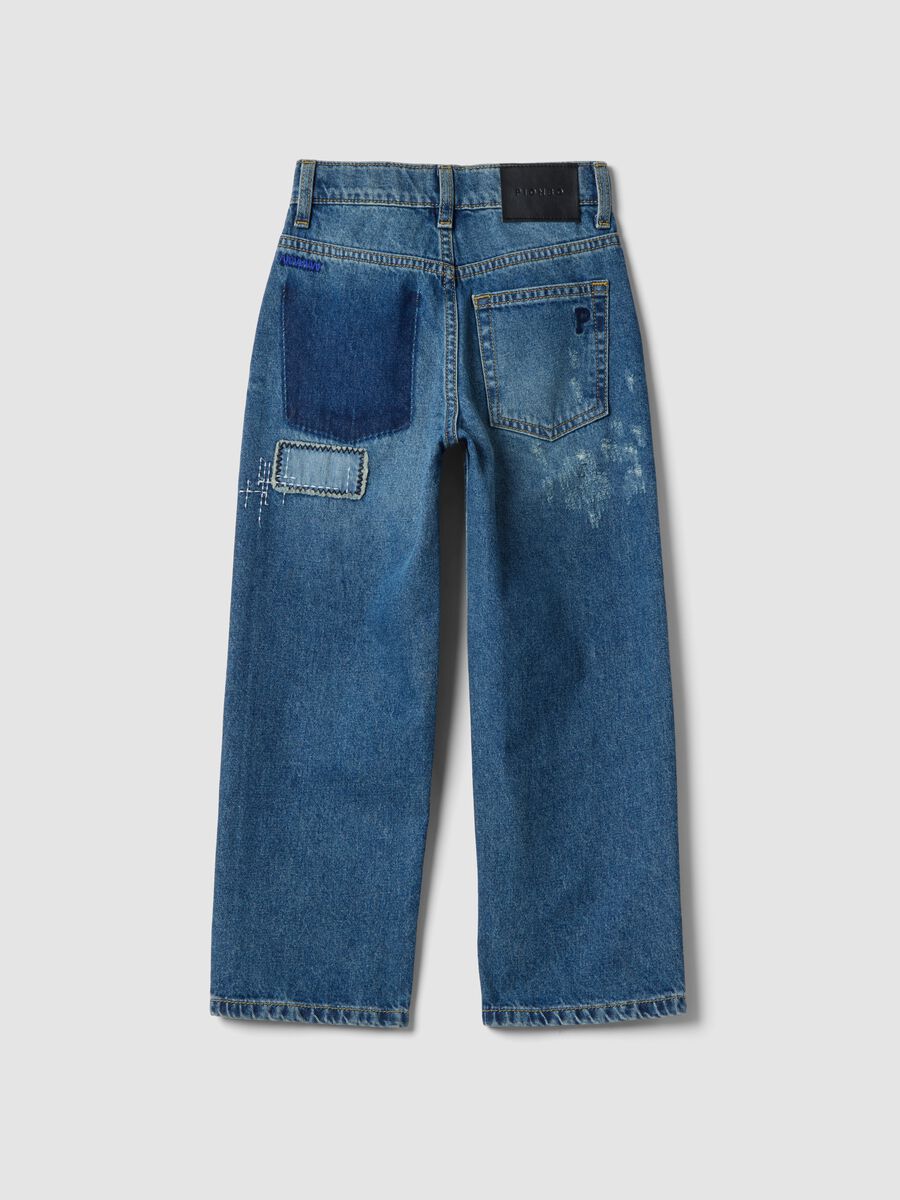 Jeans denim blu in puro cotone straight fit con toppe per bambino_2