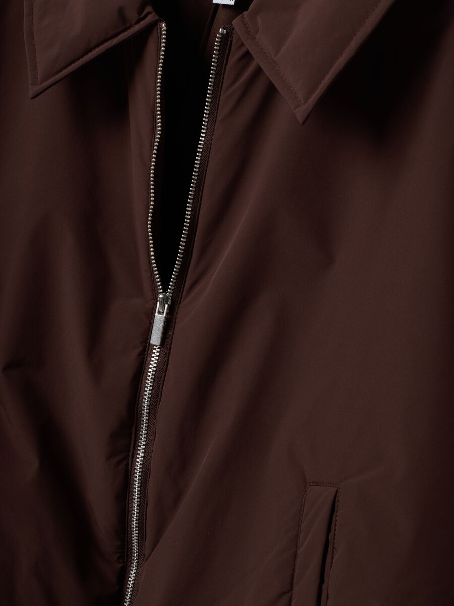 Giacca marrone regular fit con zip e collo ampio_1