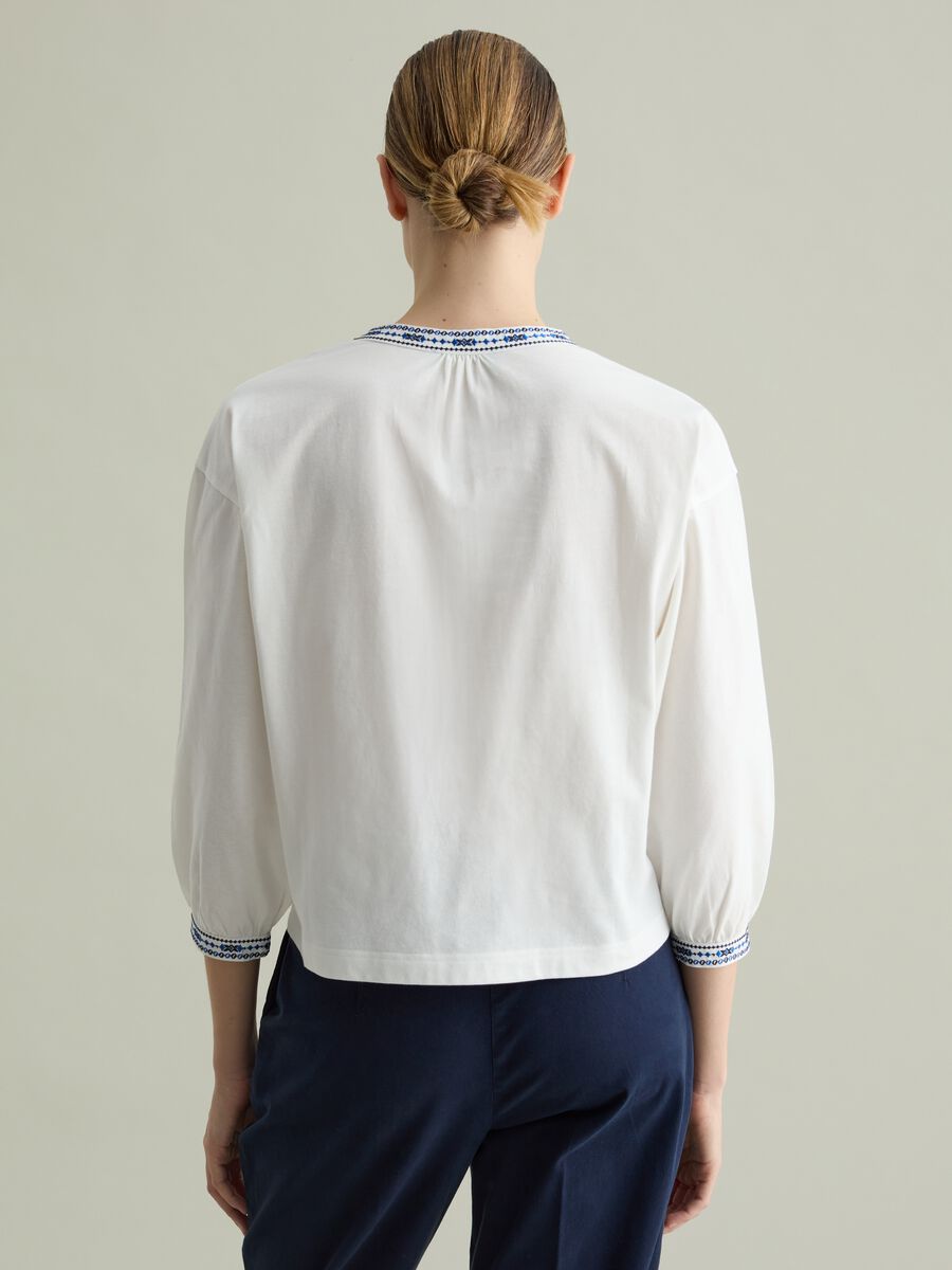 T-shirt with ethnic embroidery_3