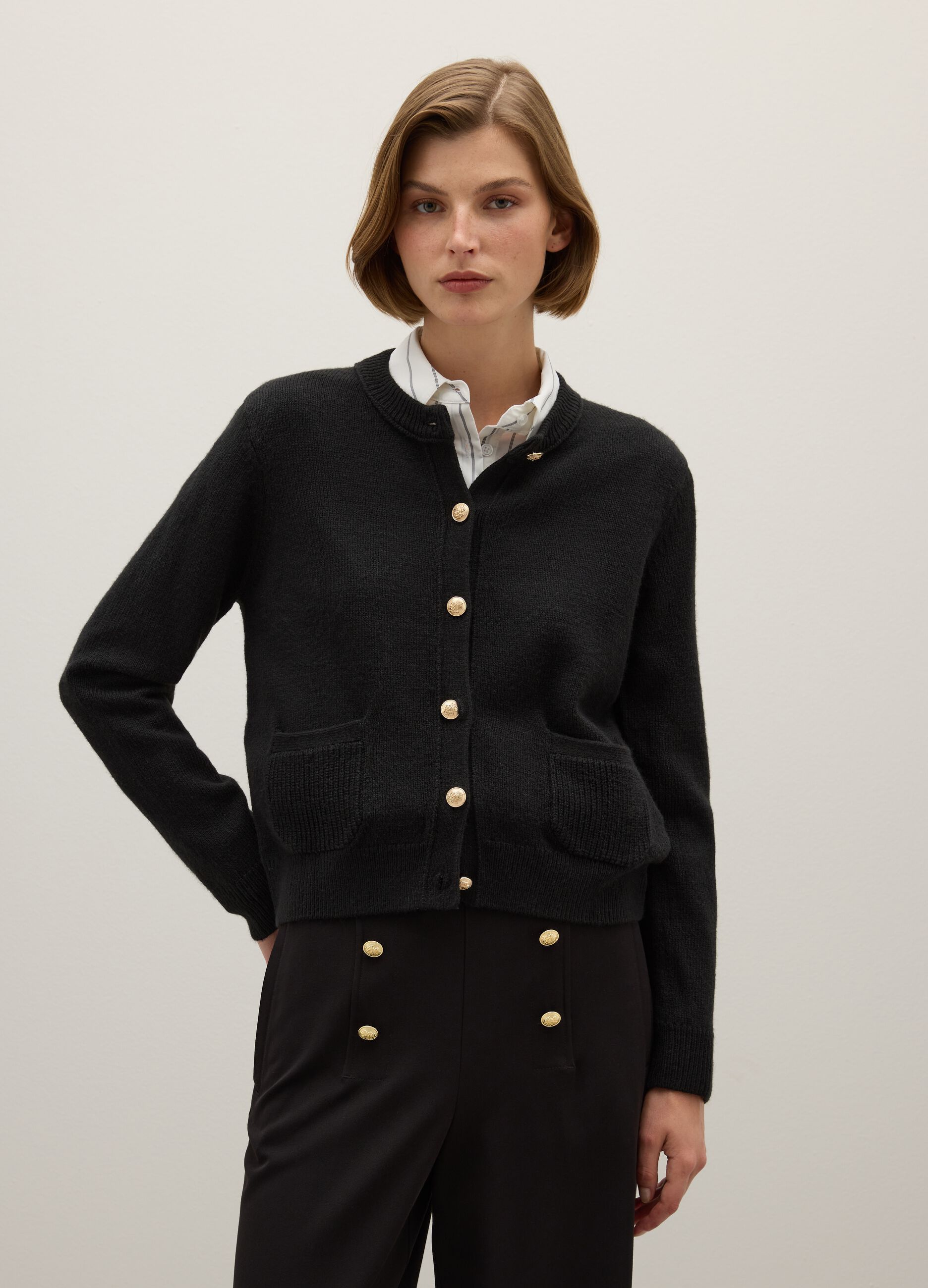Cardigan nero regular fit con bottoni