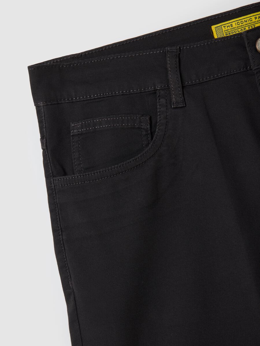 Bermuda da uomo in cotone elasticizzato nero regular fit_1