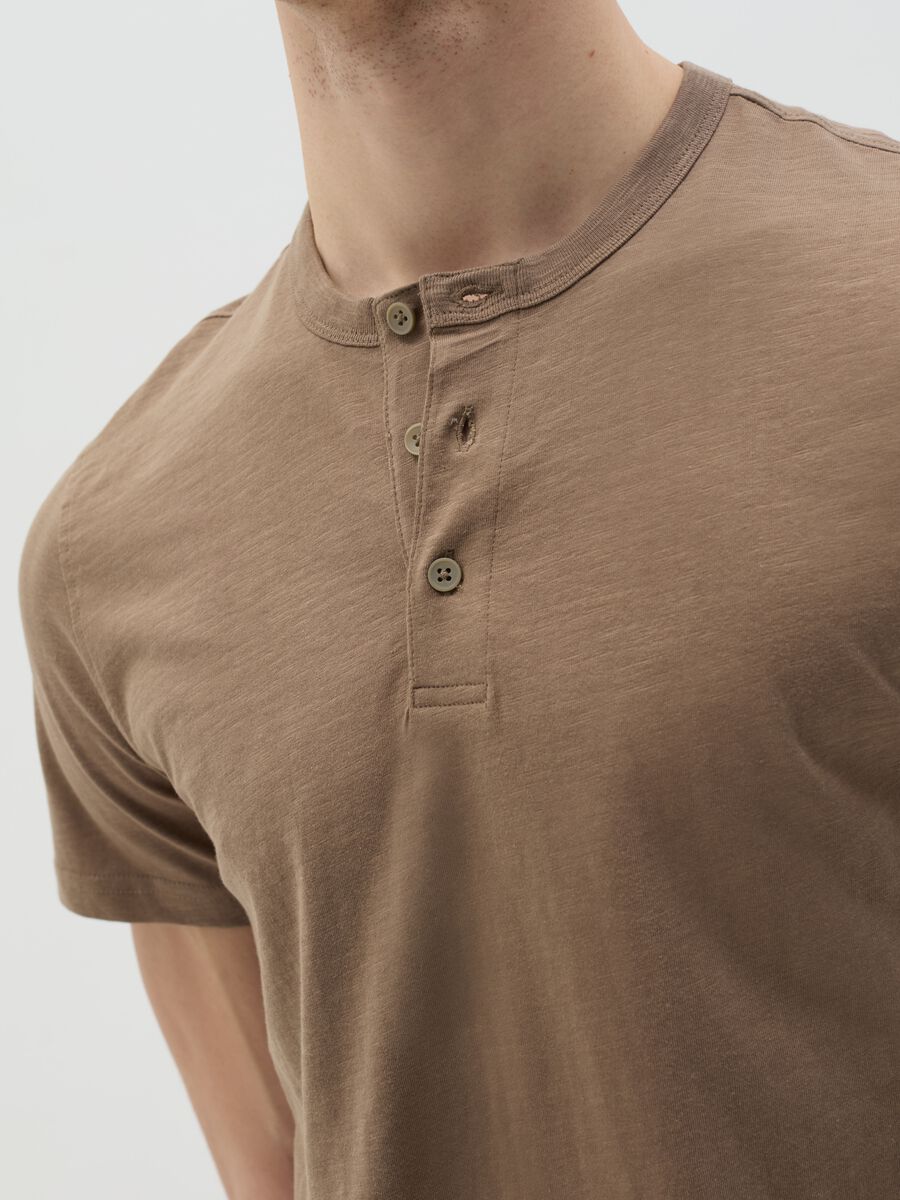 Cotton T-shirt with granddad neckline_2