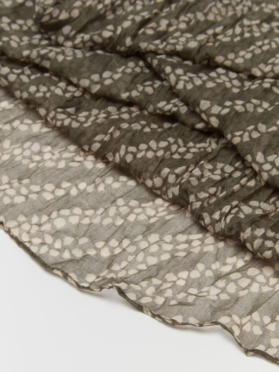 Crinkle-effect pashmina with all-over print_2