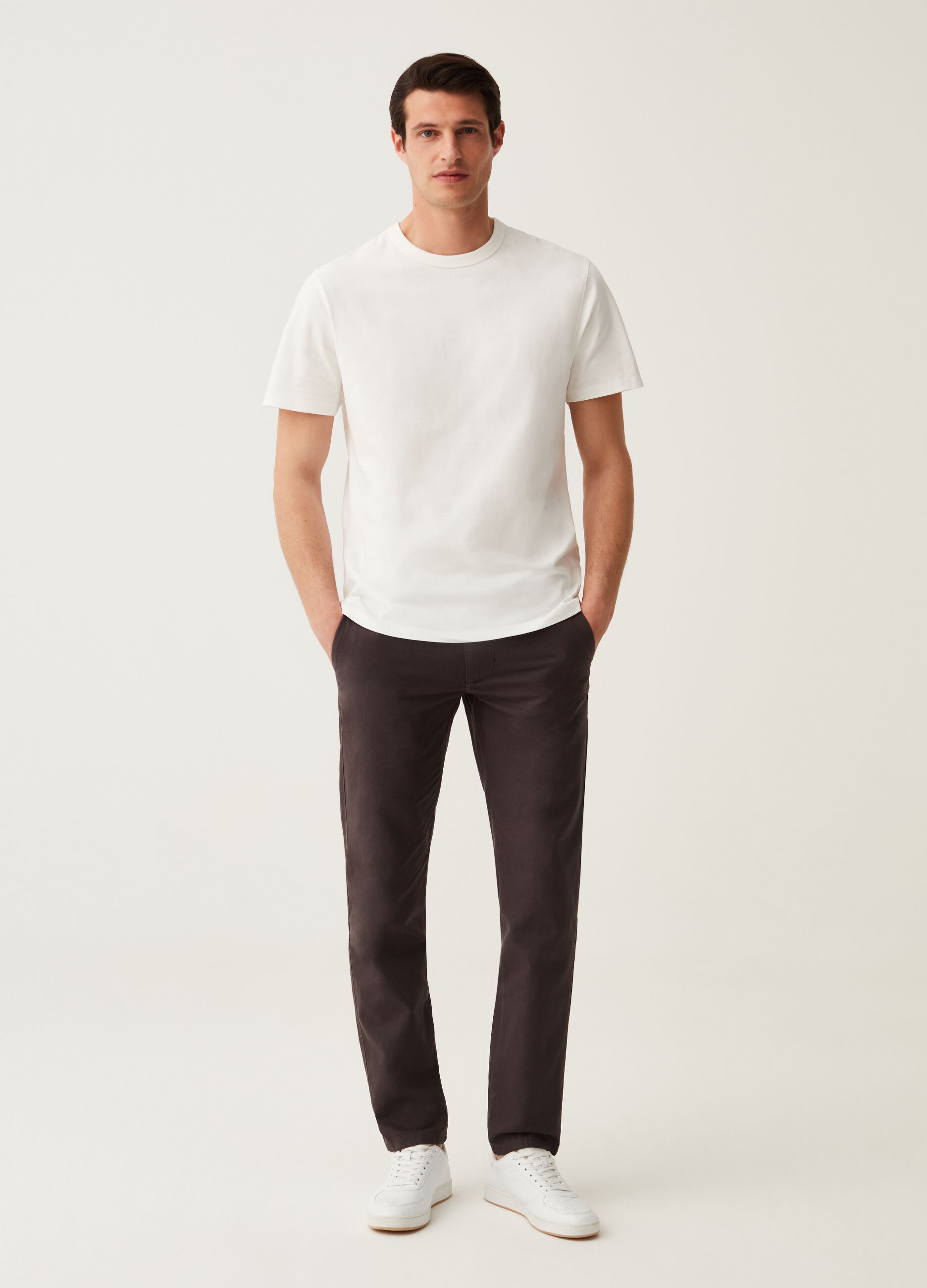 Pantaloni chino regular fit in cotone e lino