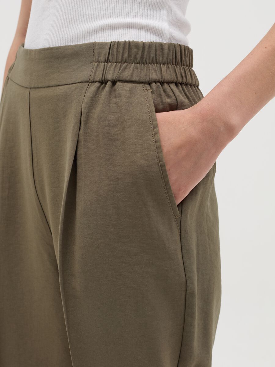 Chino trousers with elasticated waist_3