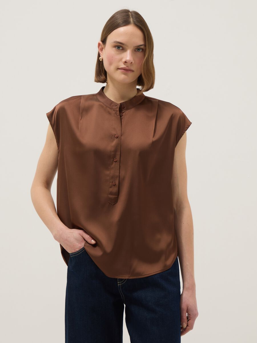 Blusa a maniche corte marrone regular fit con collo coreano_1