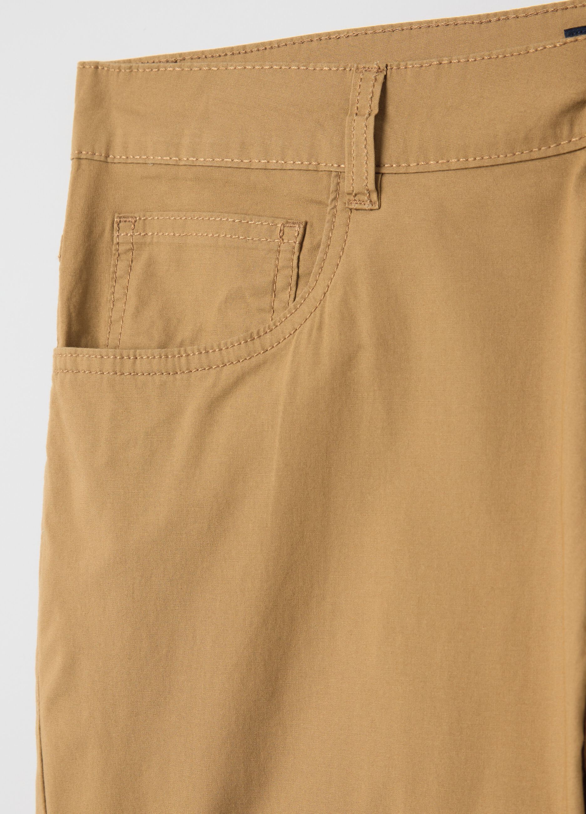 Beige chino trousers in stretch cotton with five pockets