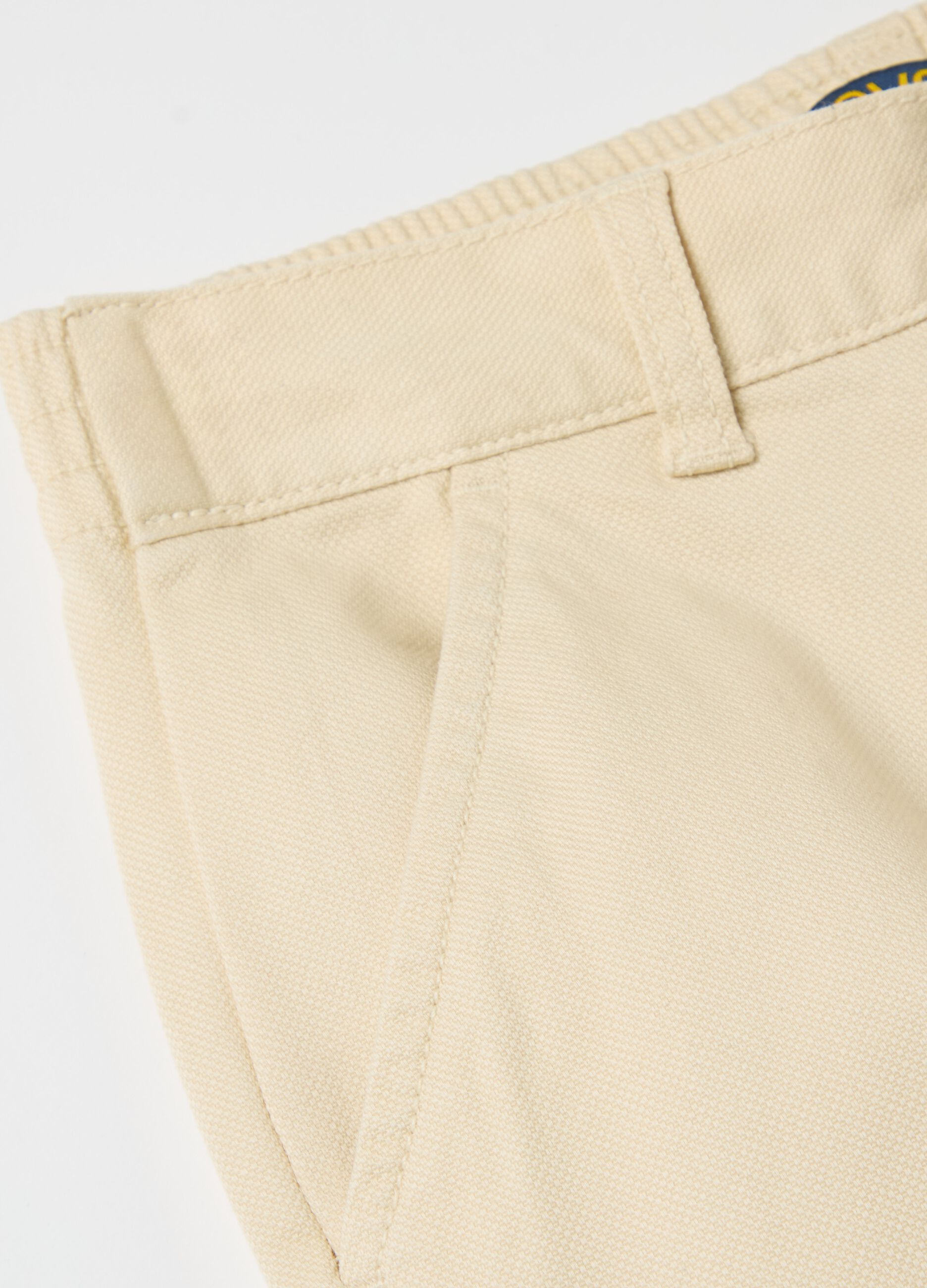 Chino trousers with pockets