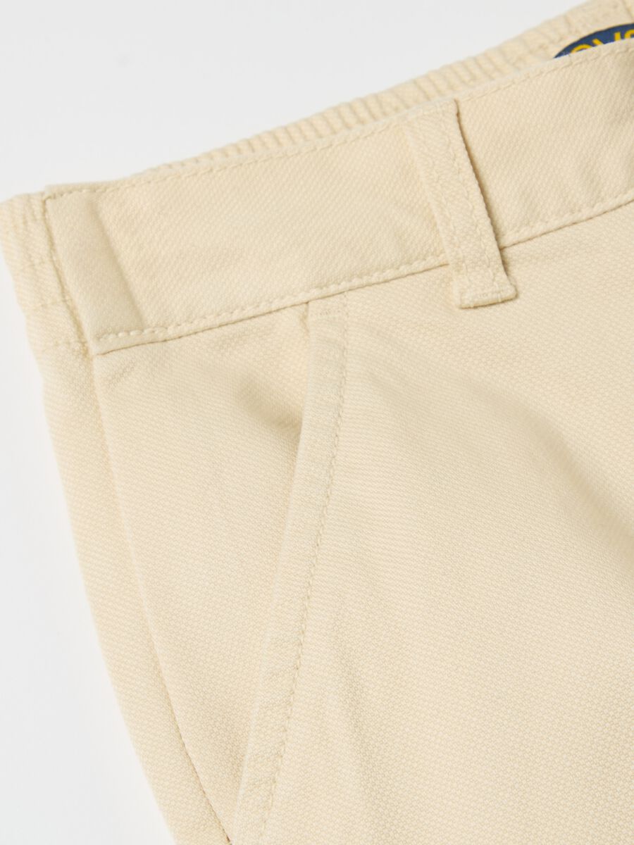 Chino trousers with pockets_3