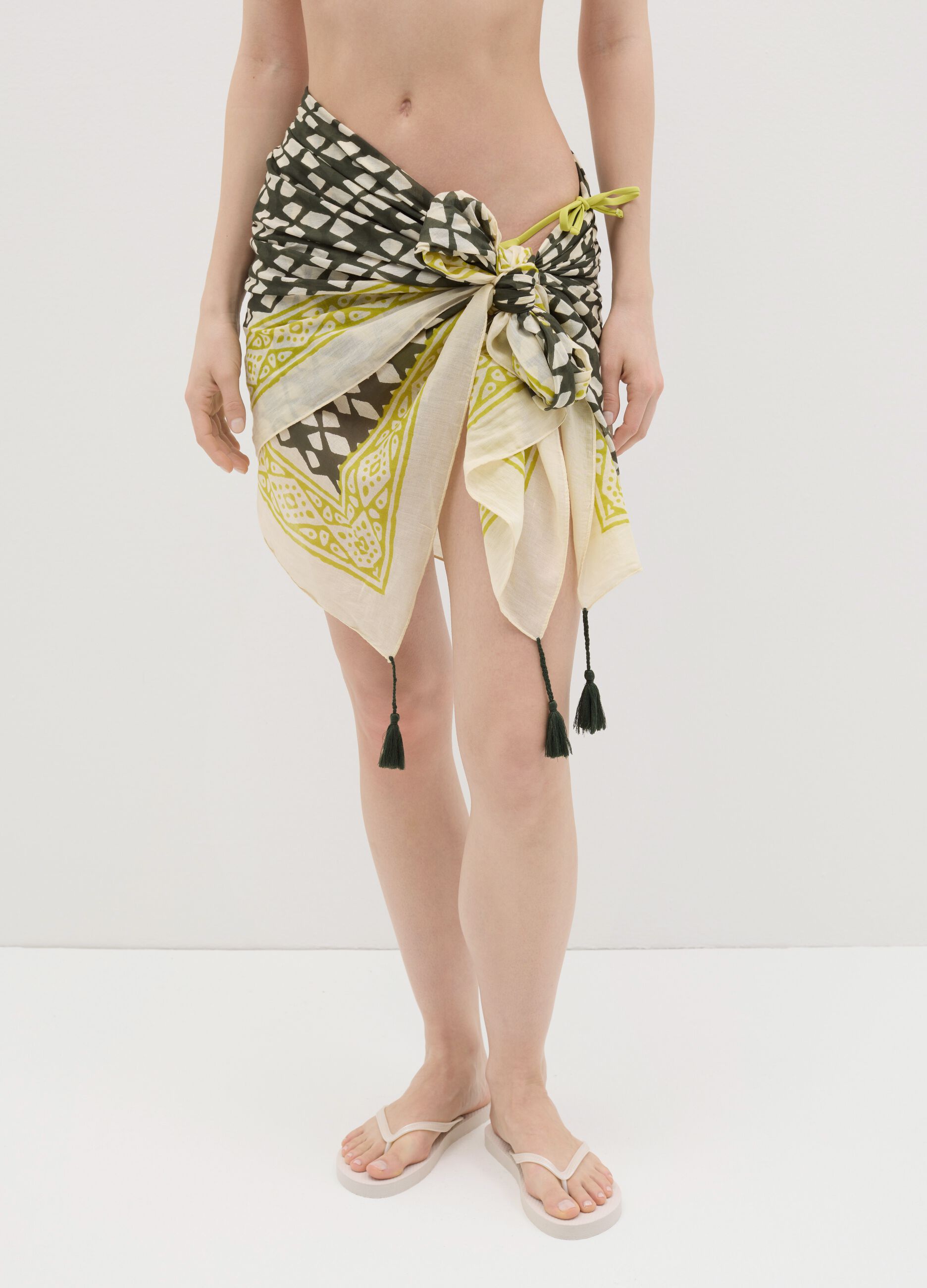 Pareo beige e verde in cotone con stampa etnica e nappine