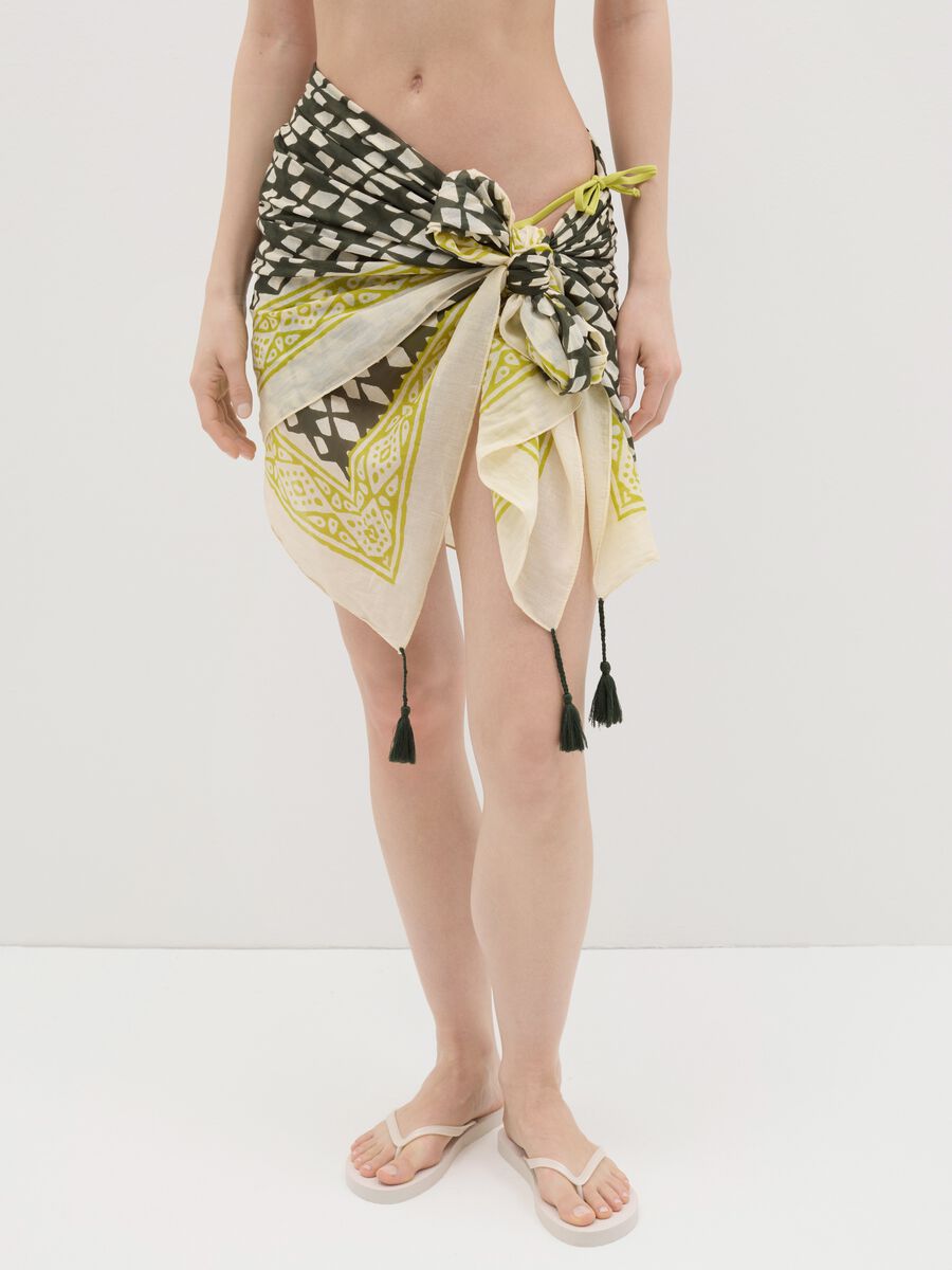 Beige and green pareo in cotton with ethnic print and tassels_2