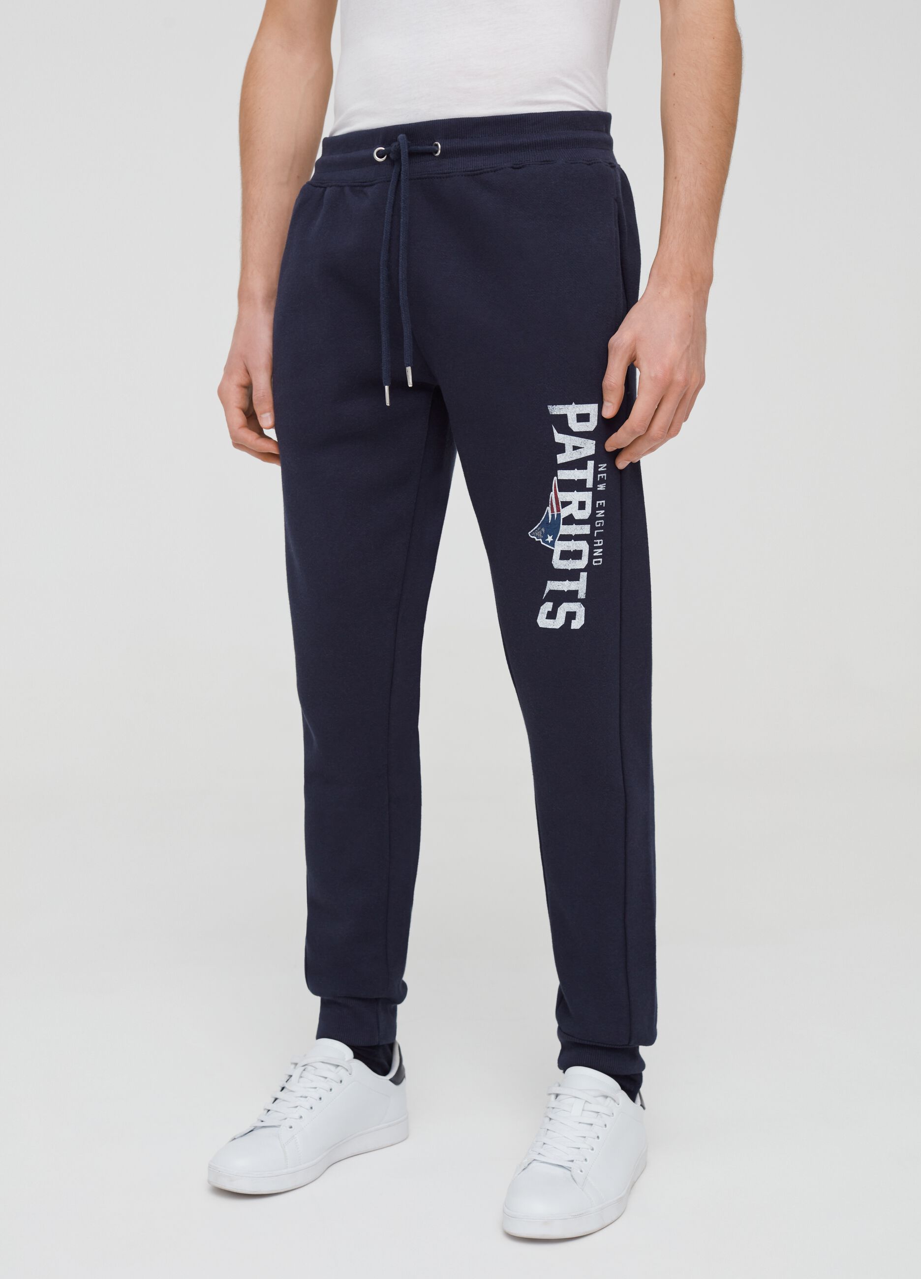 Solid colour joggers with print and patch