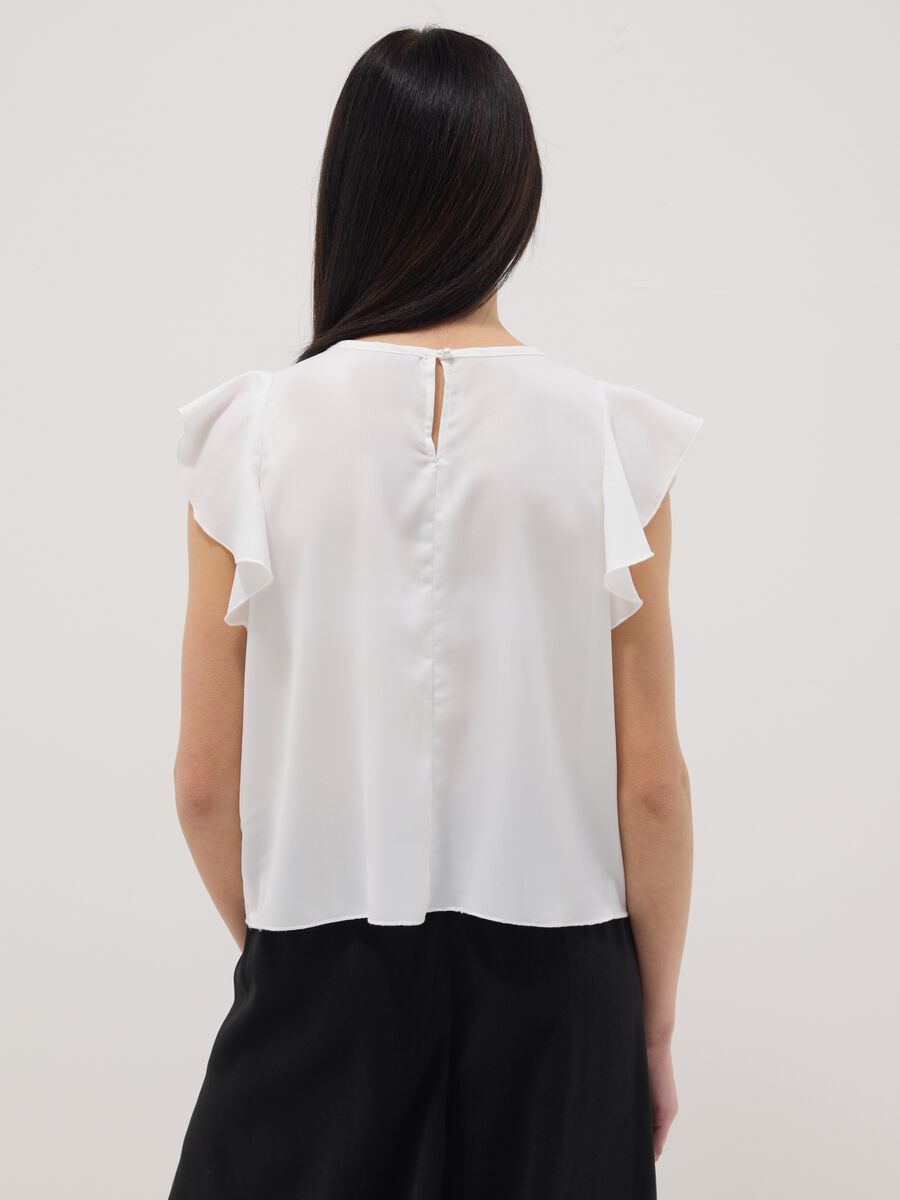 Blusa bianca da ragazza regular fit con maniche a volant_2