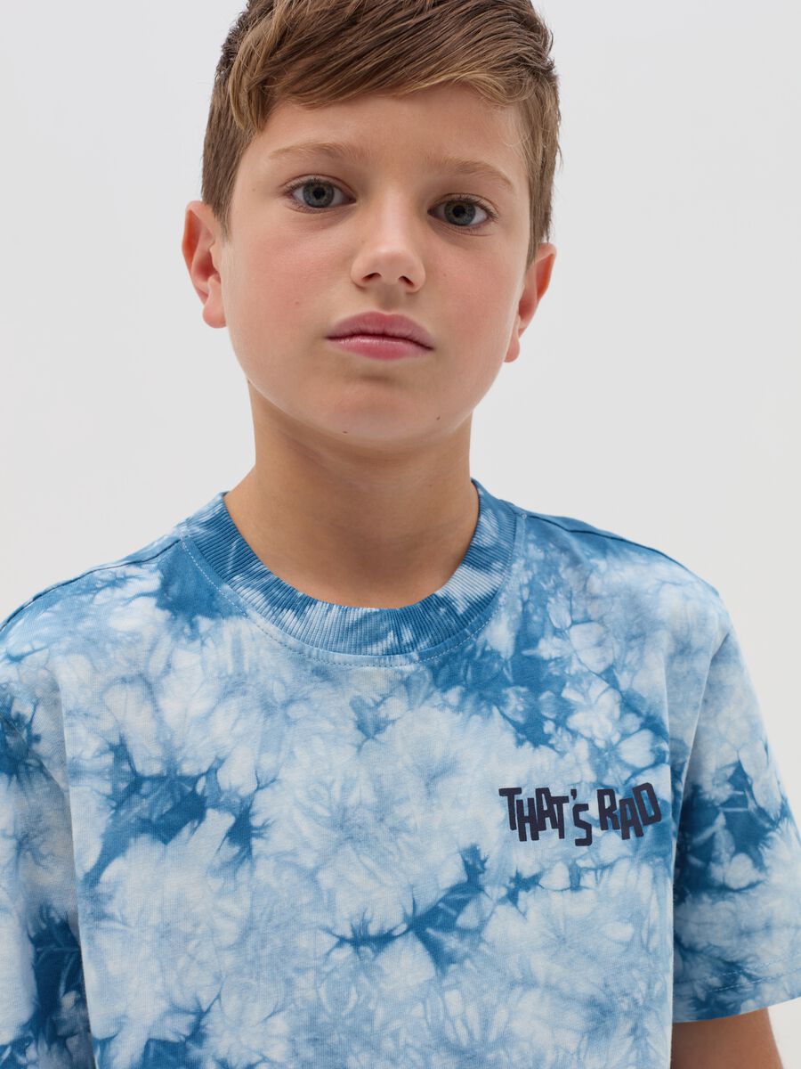 T-shirt Tie Dye con stampa "That's Rad"_2