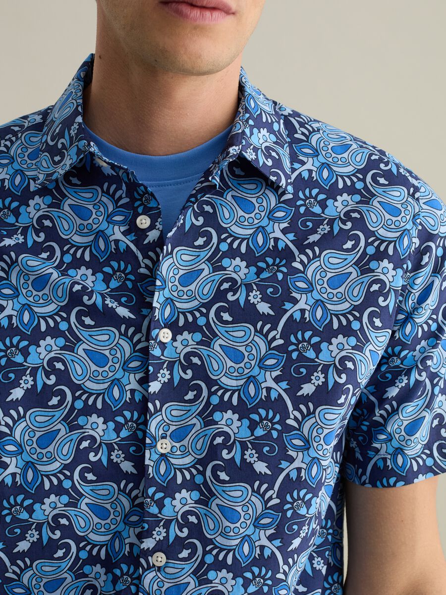 Short-sleeved shirt with paisley print_3