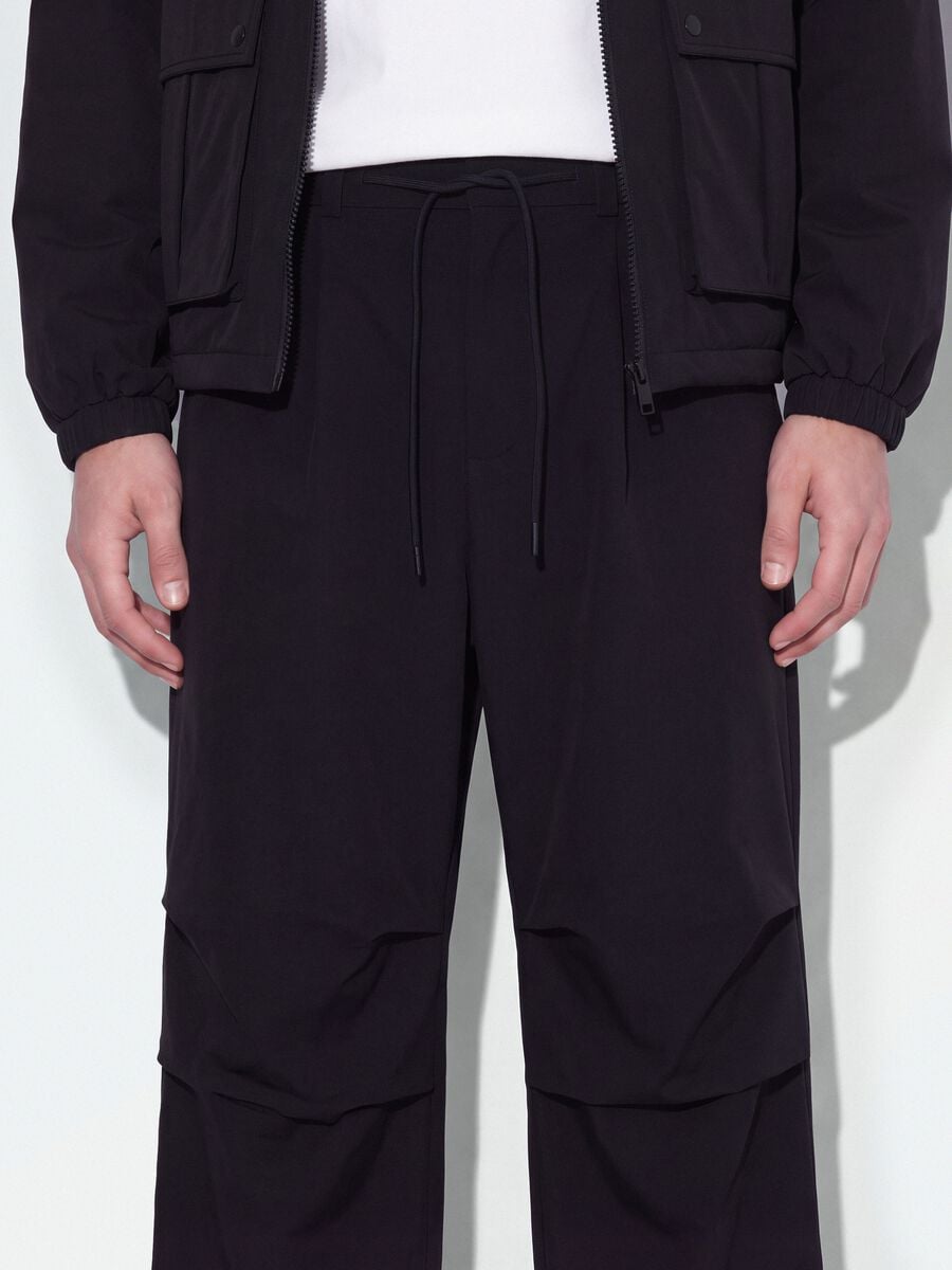 Pantaloni neri in tessuto elasticizzato parachute fit_3