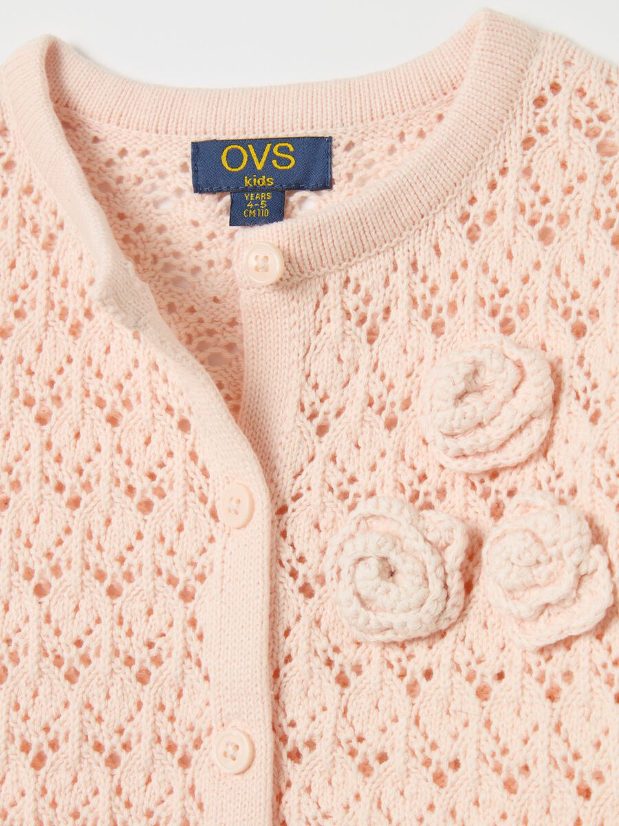 Cardigan with openwork weave and crochet flowers_3