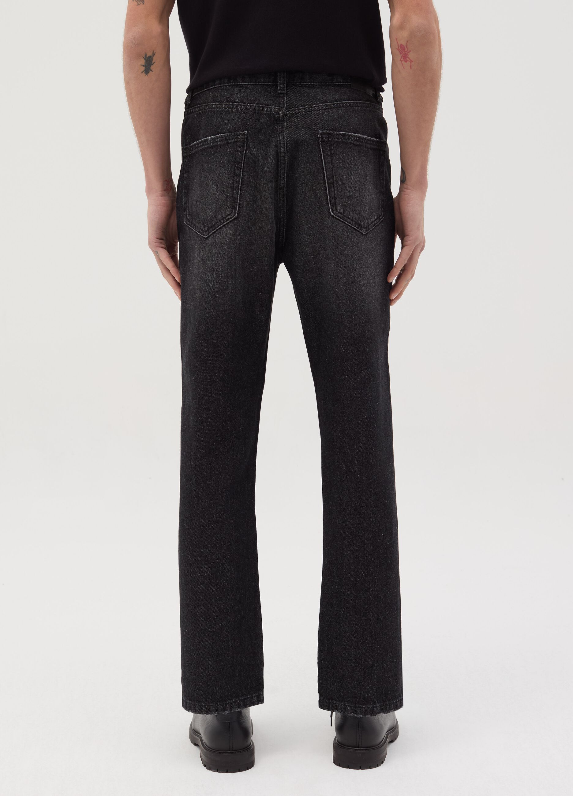 Jeans carrot fit con scoloriture