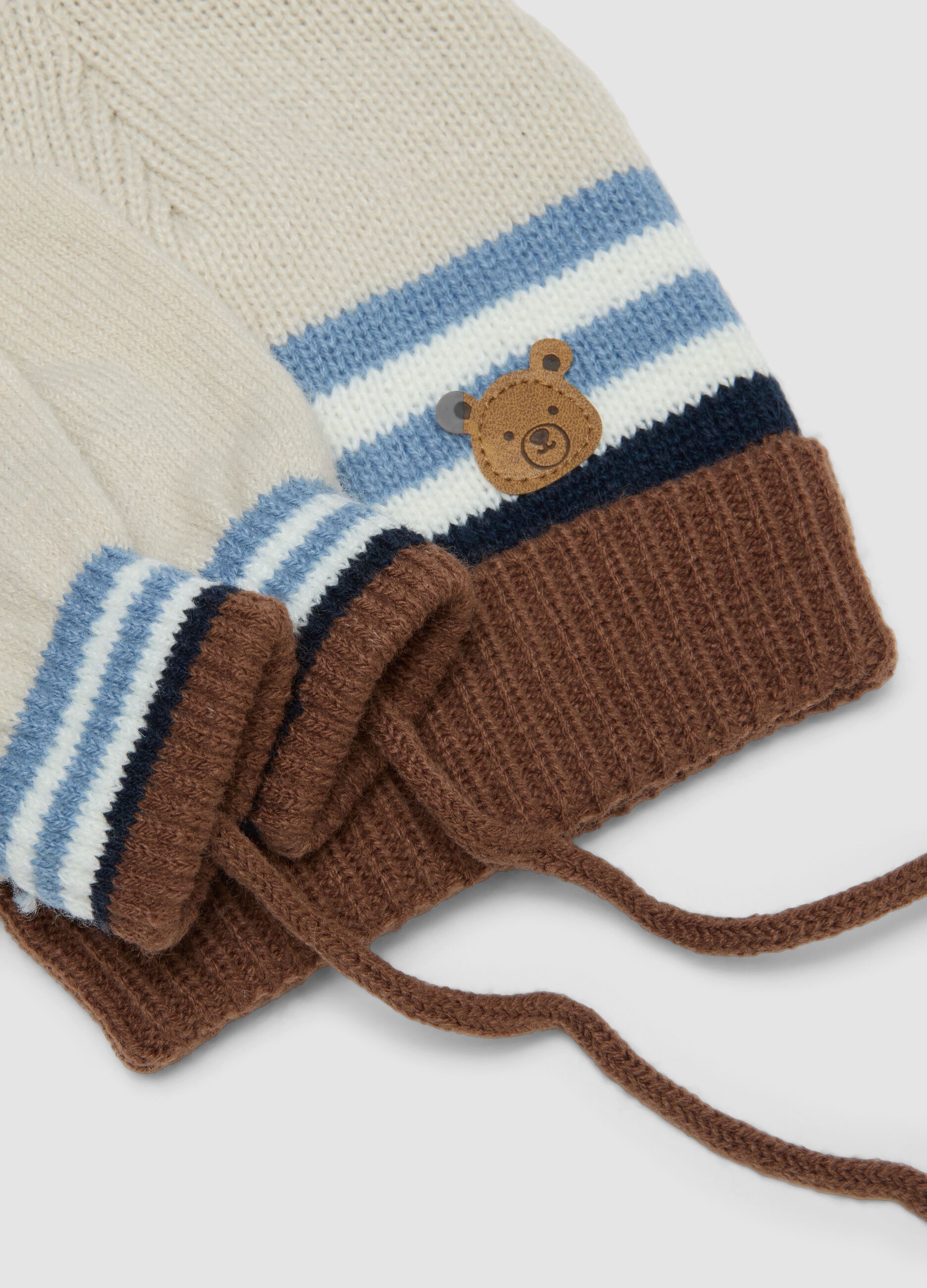 Set beige con cappello, sciarpa e guanti