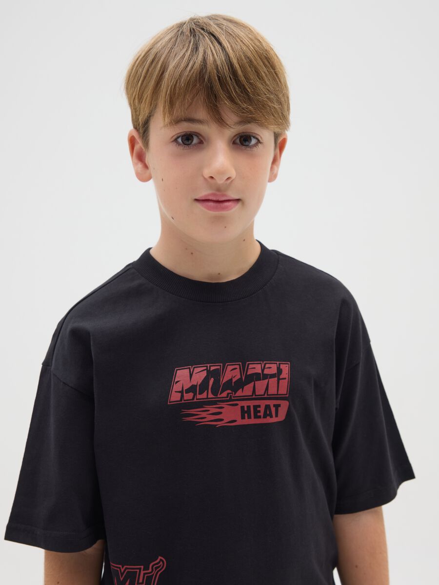 T-shirt da ragazzo in  cotone nero oversize e logo Miami Heats_2