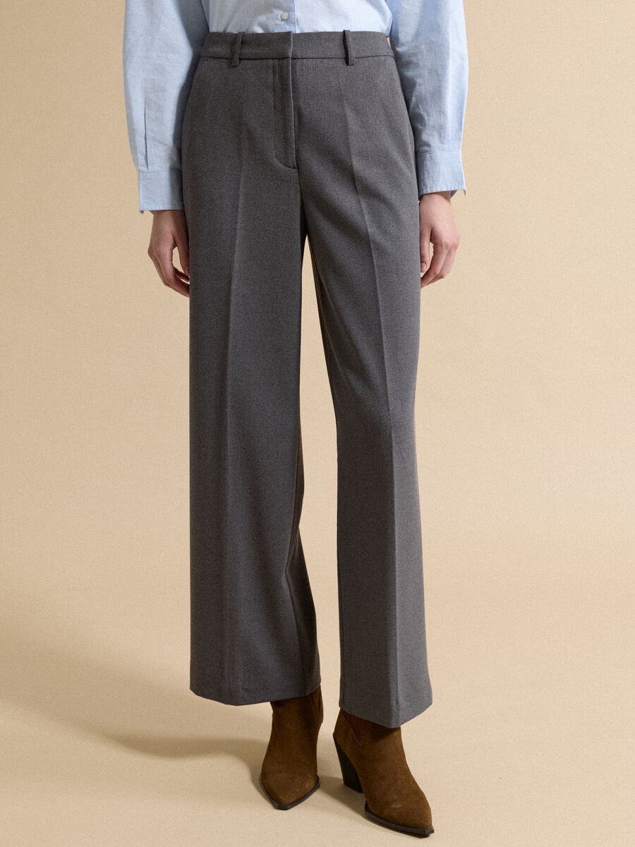 Pantaloni formali grigi flare in viscosa elasticizzata_1