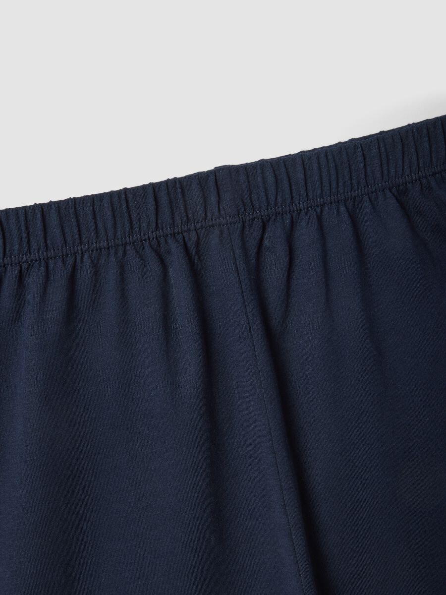 Pigiama bianco in puro cotone con pantaloncini blu da ragazzo_3