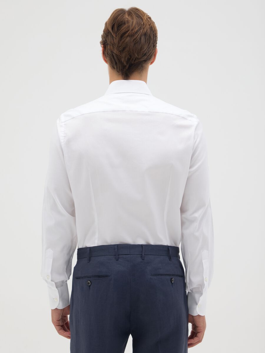 Men’s white slim-fit shirt in 100% cotton with cutaway collar_1