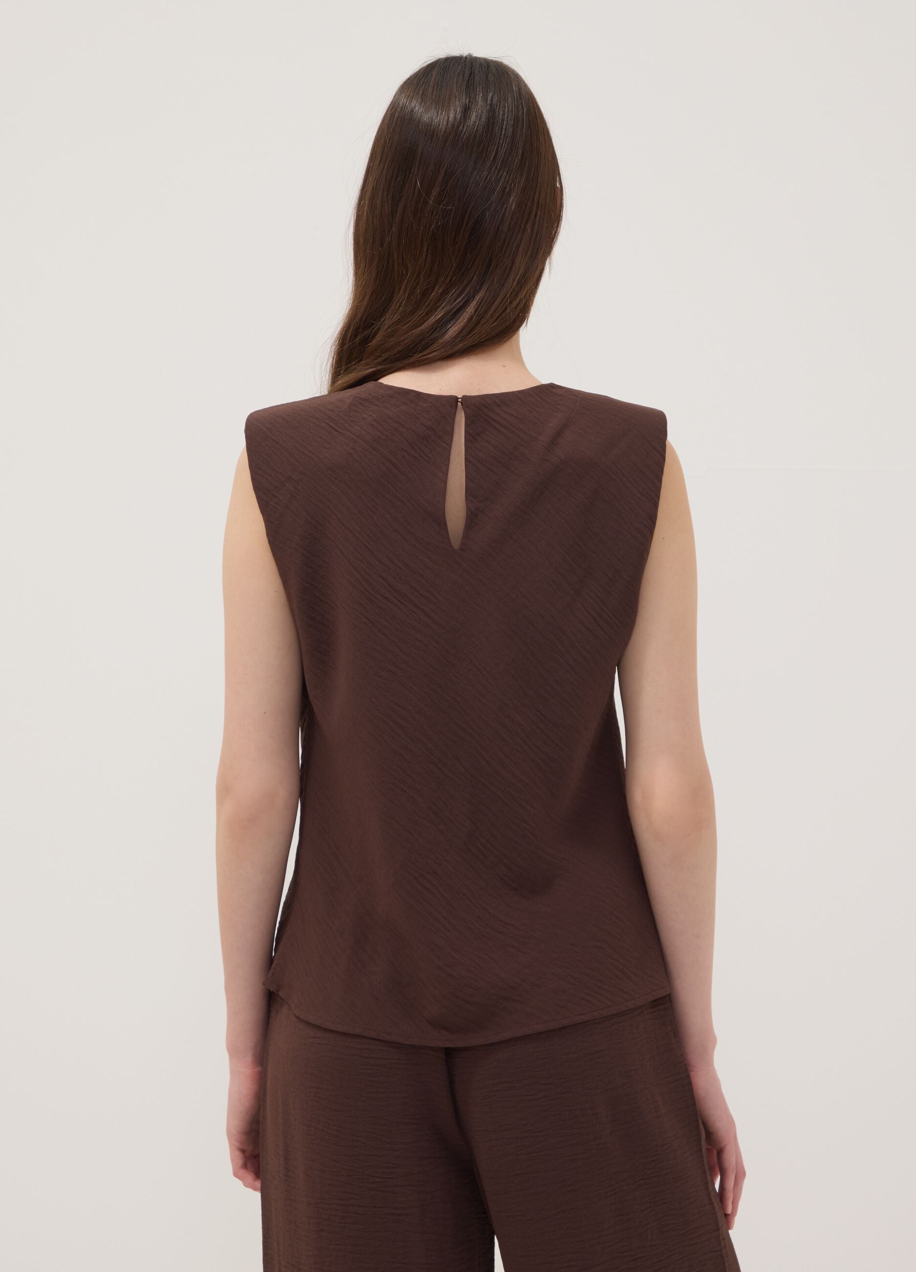 Blusa marrone smanicata con texture pliss&eacute; regular fit